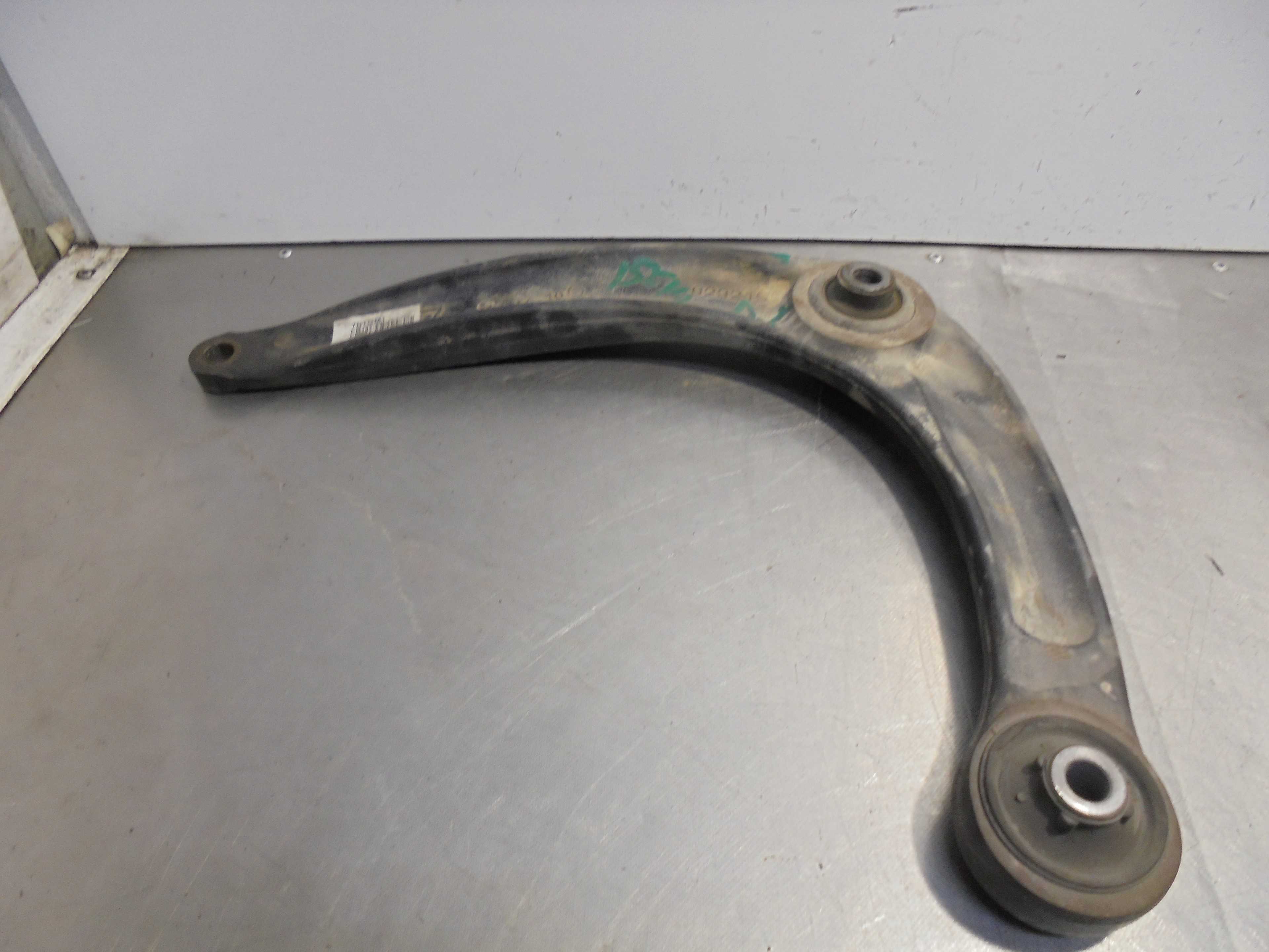 Recambio de brazo suspension inferior delantero izquierdo para peugeot 5008 1.6 hdi fap referencia OEM IAM 823215  