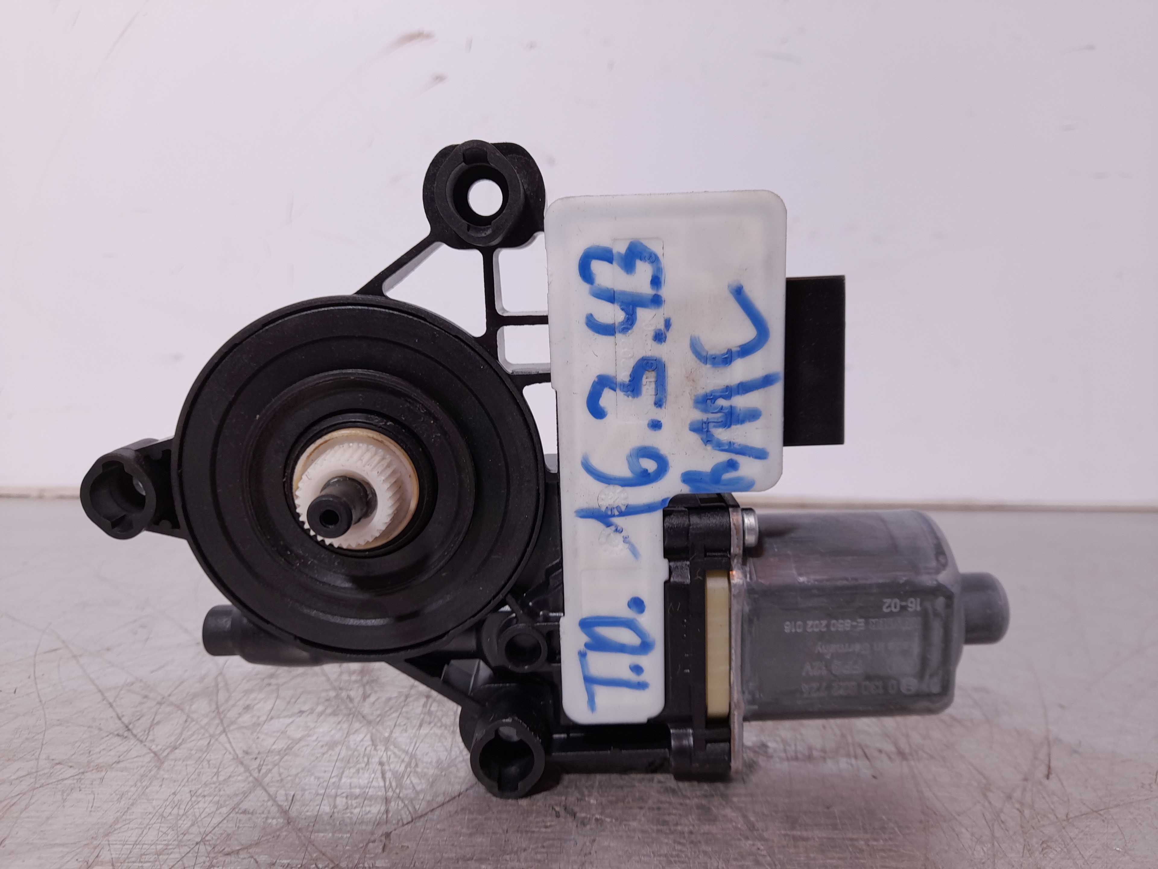 Recambio de motor elevalunas trasero derecho para seat leon (5f1) 1.6 tdi referencia OEM IAM 0130822724 BOSCH 