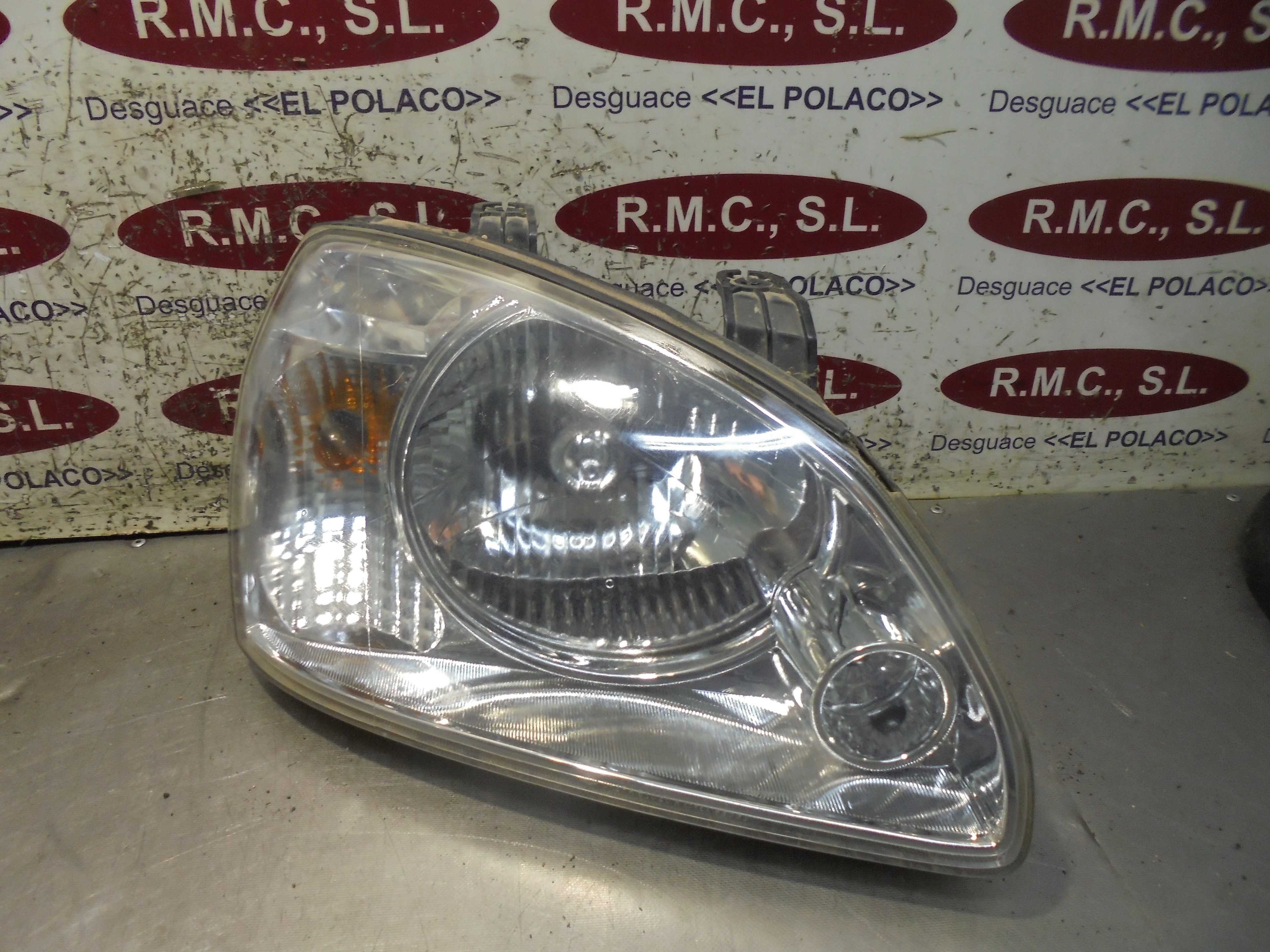 Recambio de faro derecho para kia carens 2.0 crdi ex monovolumen referencia OEM IAM   