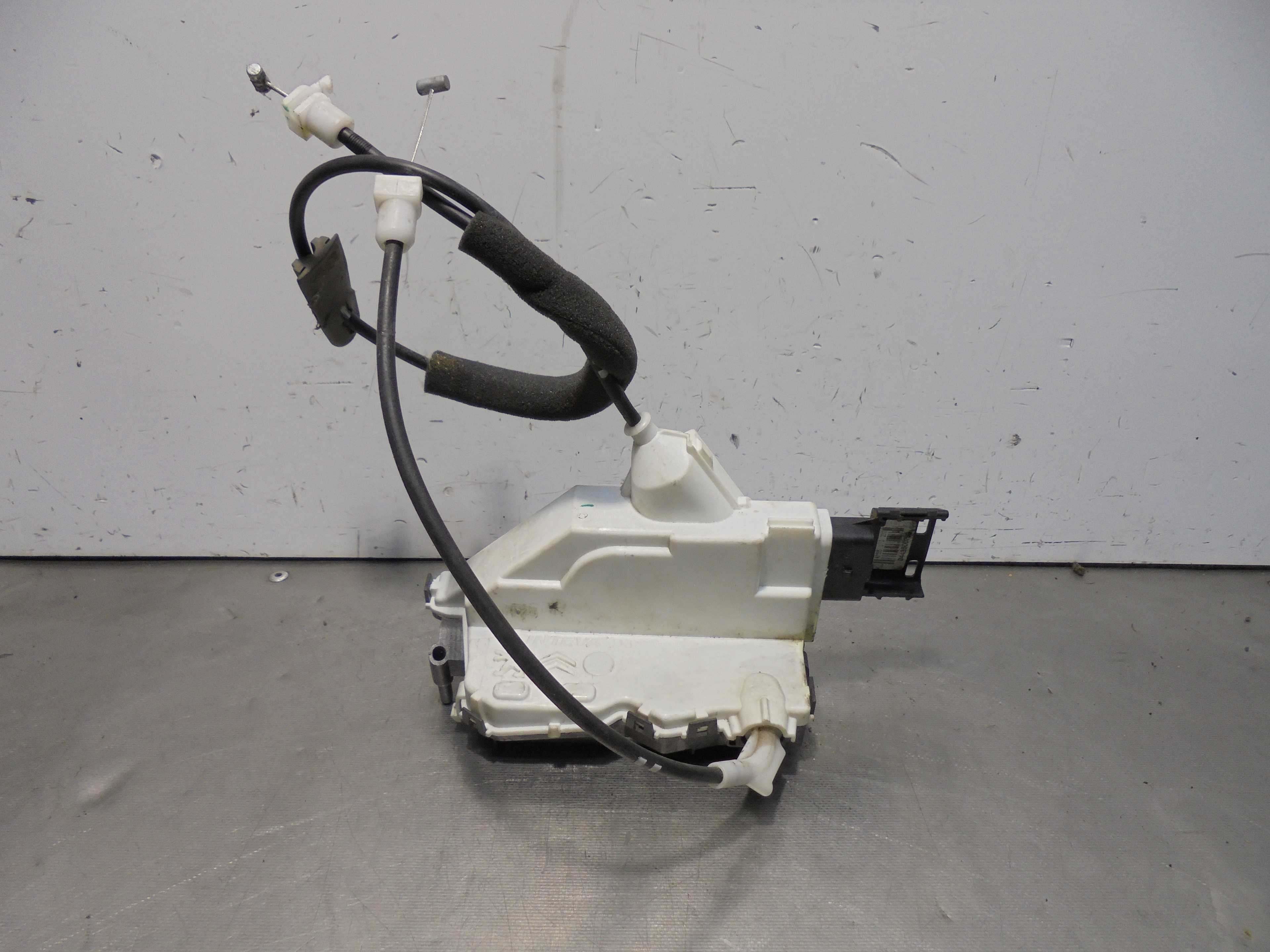 Recambio de cerradura puerta delantera derecha para peugeot 5008 1.6 hdi fap referencia OEM IAM 006230 ELECTRICA 5 PUERTAS 
