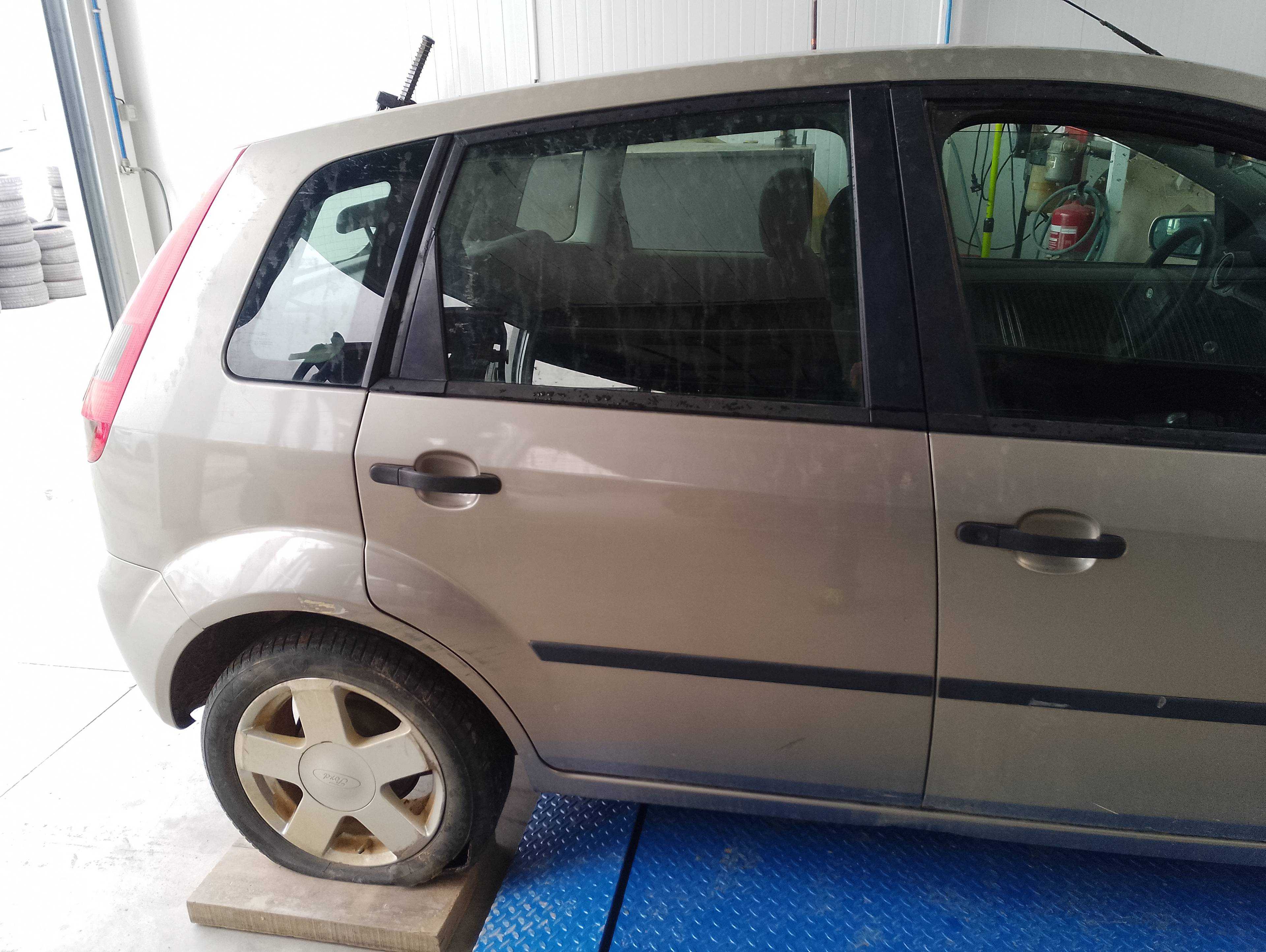 Recambio de puerta trasera derecha para ford fiesta (cbk) ambiente referencia OEM IAM   