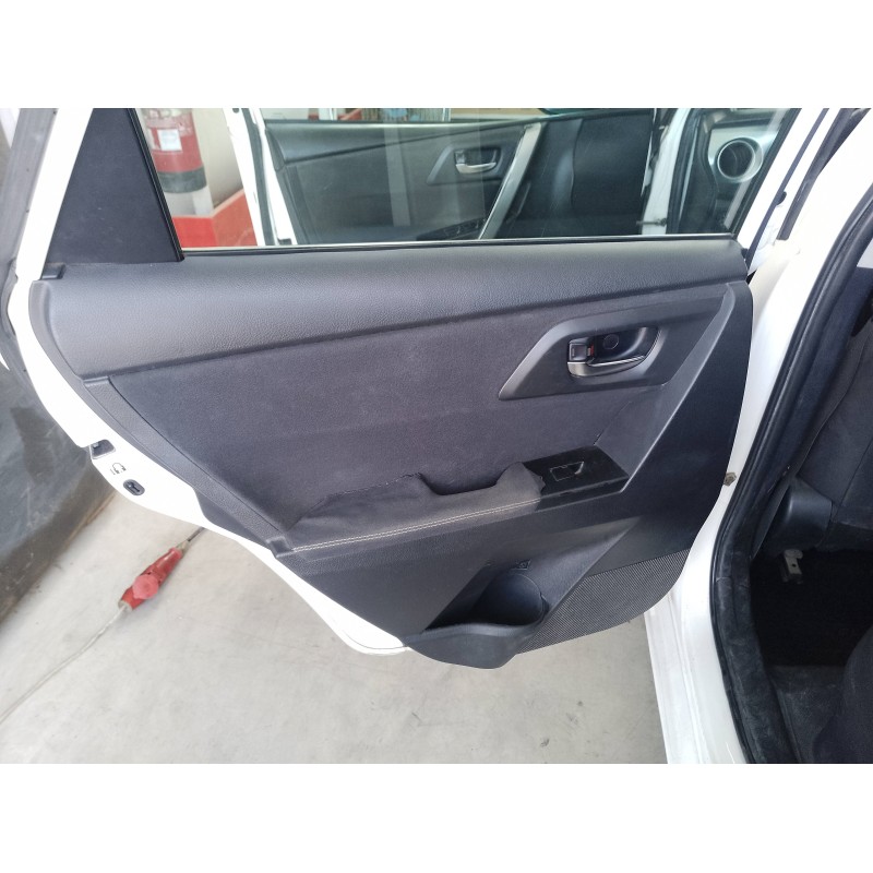 Recambio de guarnecido puerta trasera izquierda para toyota auris hybrid active referencia OEM IAM   