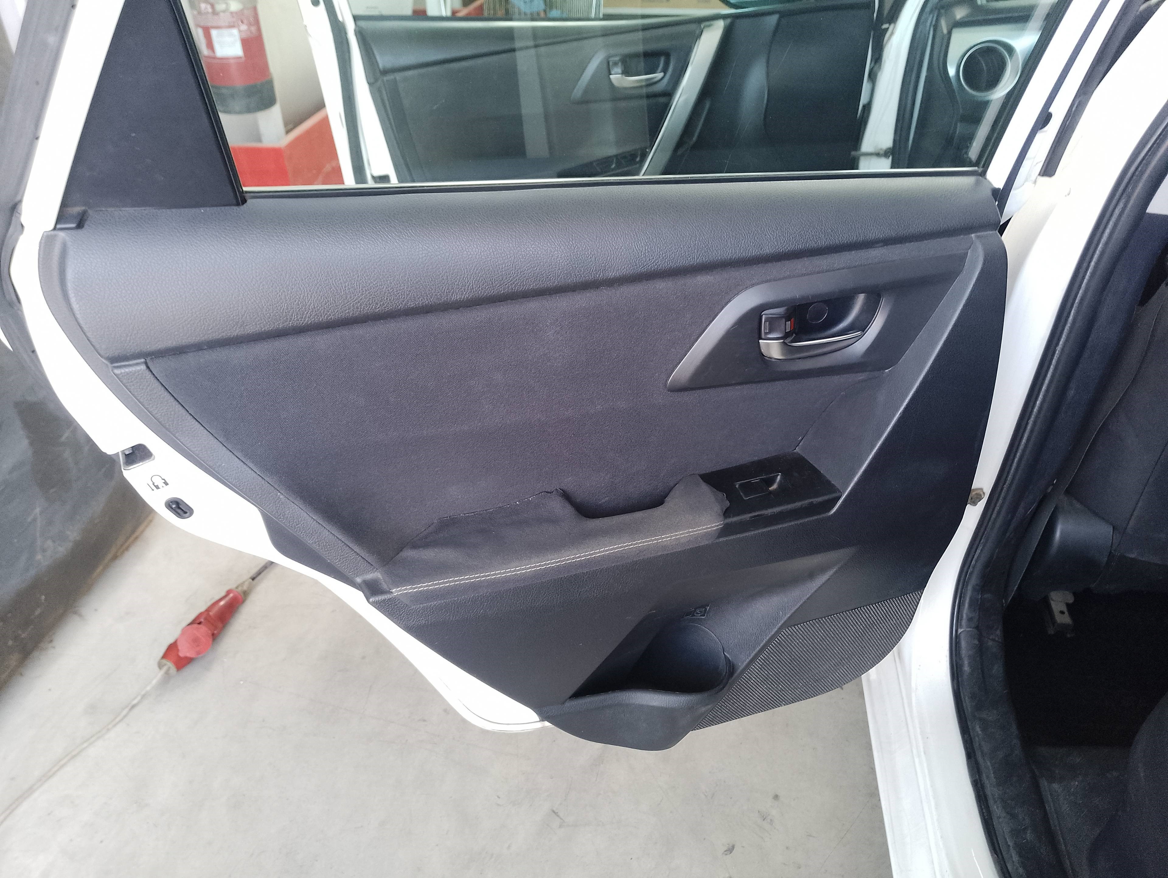 Recambio de guarnecido puerta trasera izquierda para toyota auris hybrid active referencia OEM IAM   