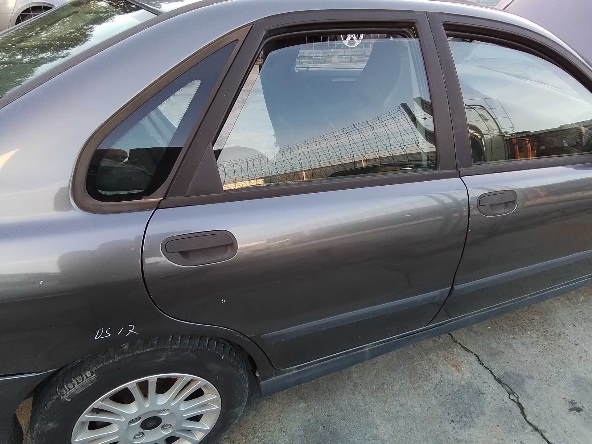 Recambio de puerta trasera derecha para volvo s40 berlina 1.6 cat referencia OEM IAM   