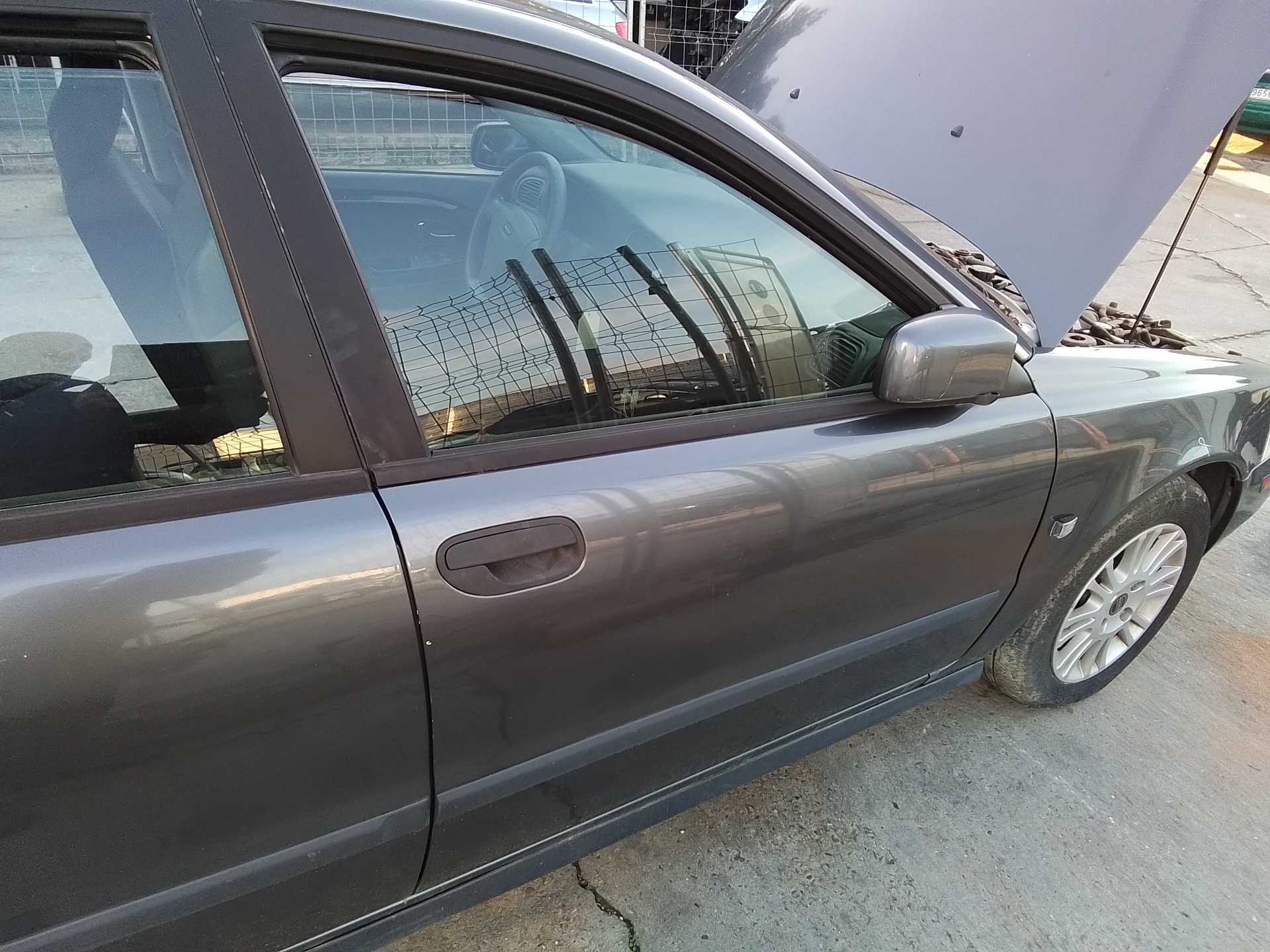 Recambio de puerta delantera derecha para volvo s40 berlina 1.6 cat referencia OEM IAM   