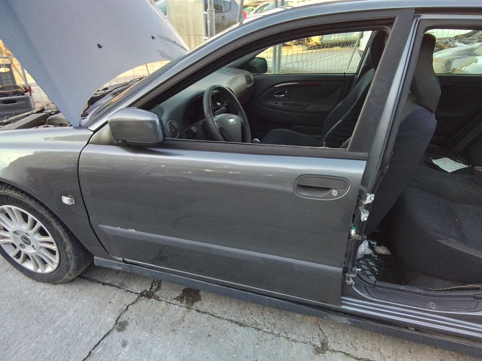 Recambio de puerta delantera izquierda para volvo s40 berlina 1.6 cat referencia OEM IAM   