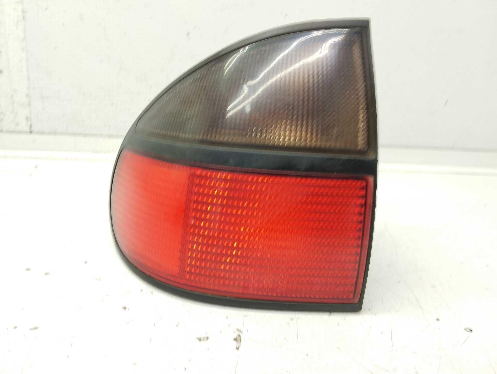 Recambio de piloto trasero izquierdo para renault laguna (b56) 2.0 d rn (b56f/g) referencia OEM IAM 7700820052  