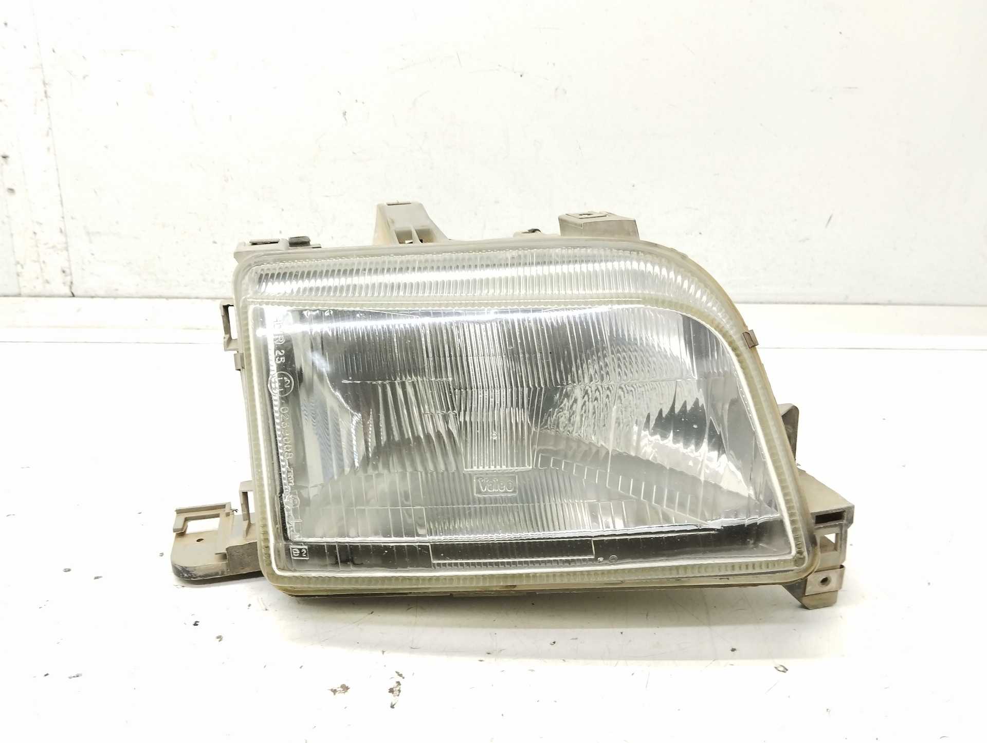 Recambio de faro derecho para renault clio i fase i+ii (b/c57) referencia OEM IAM 7701034147 7701036070 7701034143