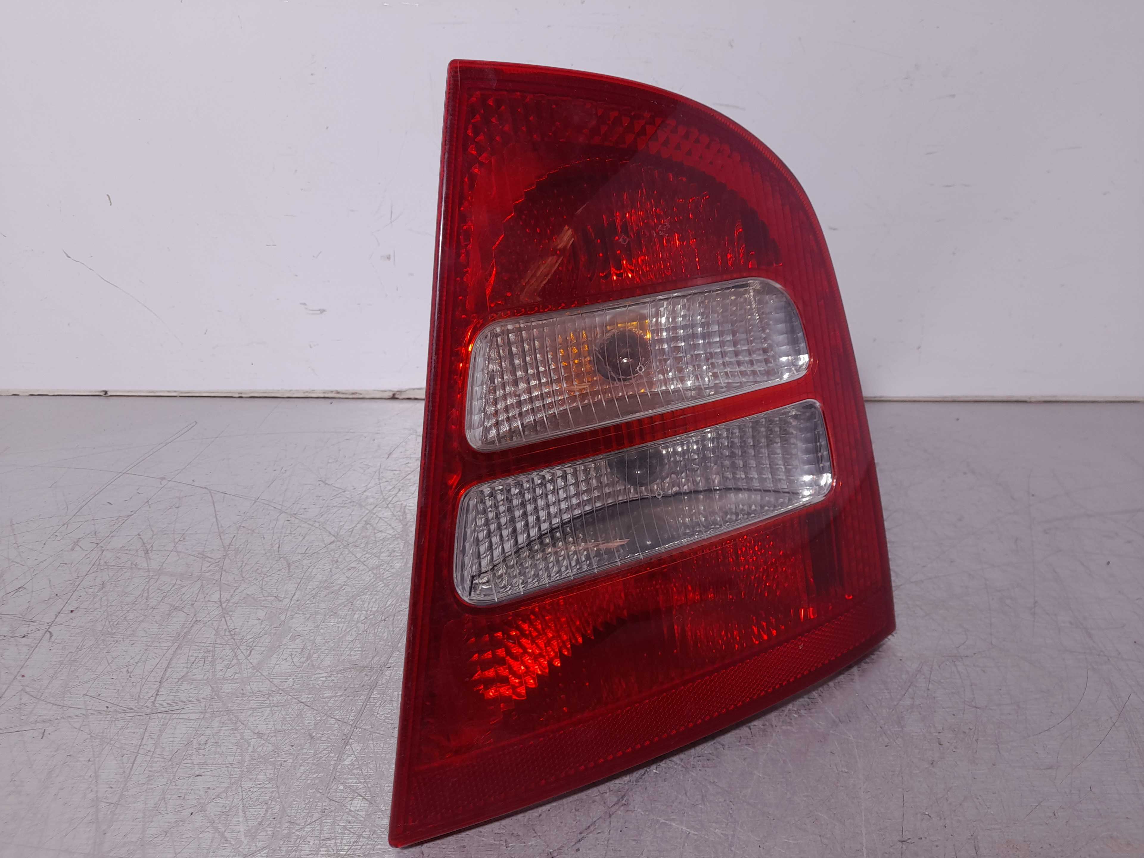 Recambio de piloto trasero derecho para skoda octavia berlina (1u2) ambiente referencia OEM IAM 1U6945112  