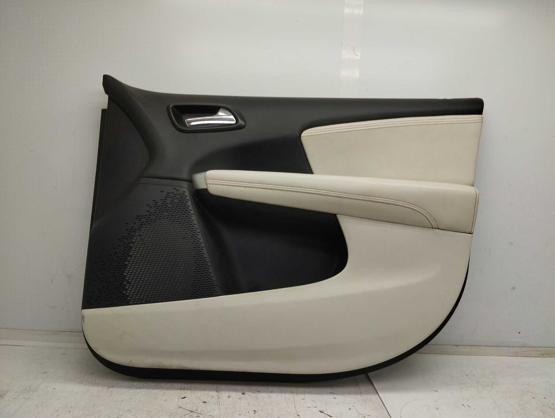 Recambio de guarnecido puerta delantera derecha para fiat freemont (345) urban referencia OEM IAM K1QF241XBAE K1QF241XXAH 00K1QF
