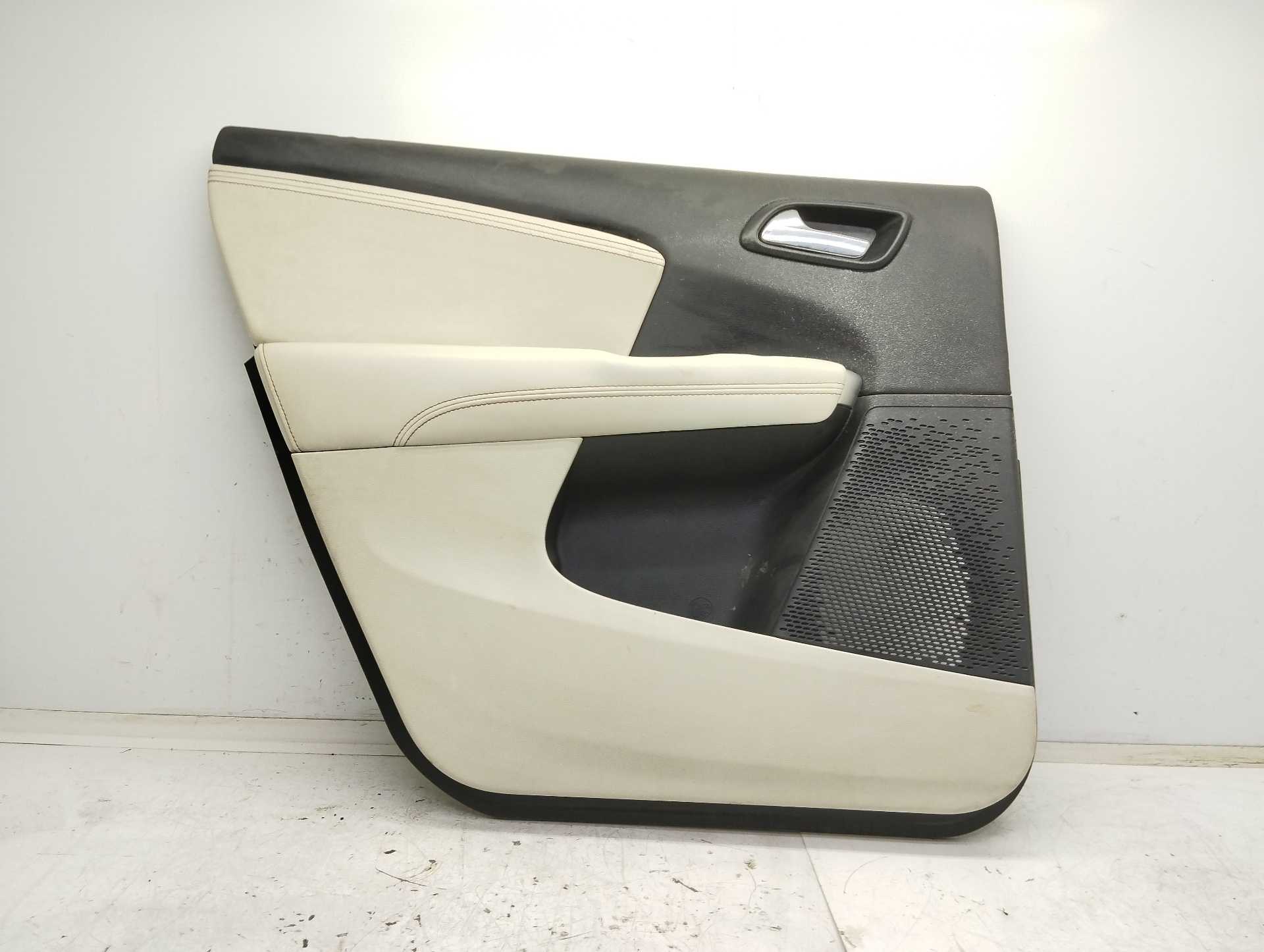 Recambio de guarnecido puerta trasera izquierda para fiat freemont (345) urban referencia OEM IAM 1QF271XWAG K1QF271XWAH 00K1QF2