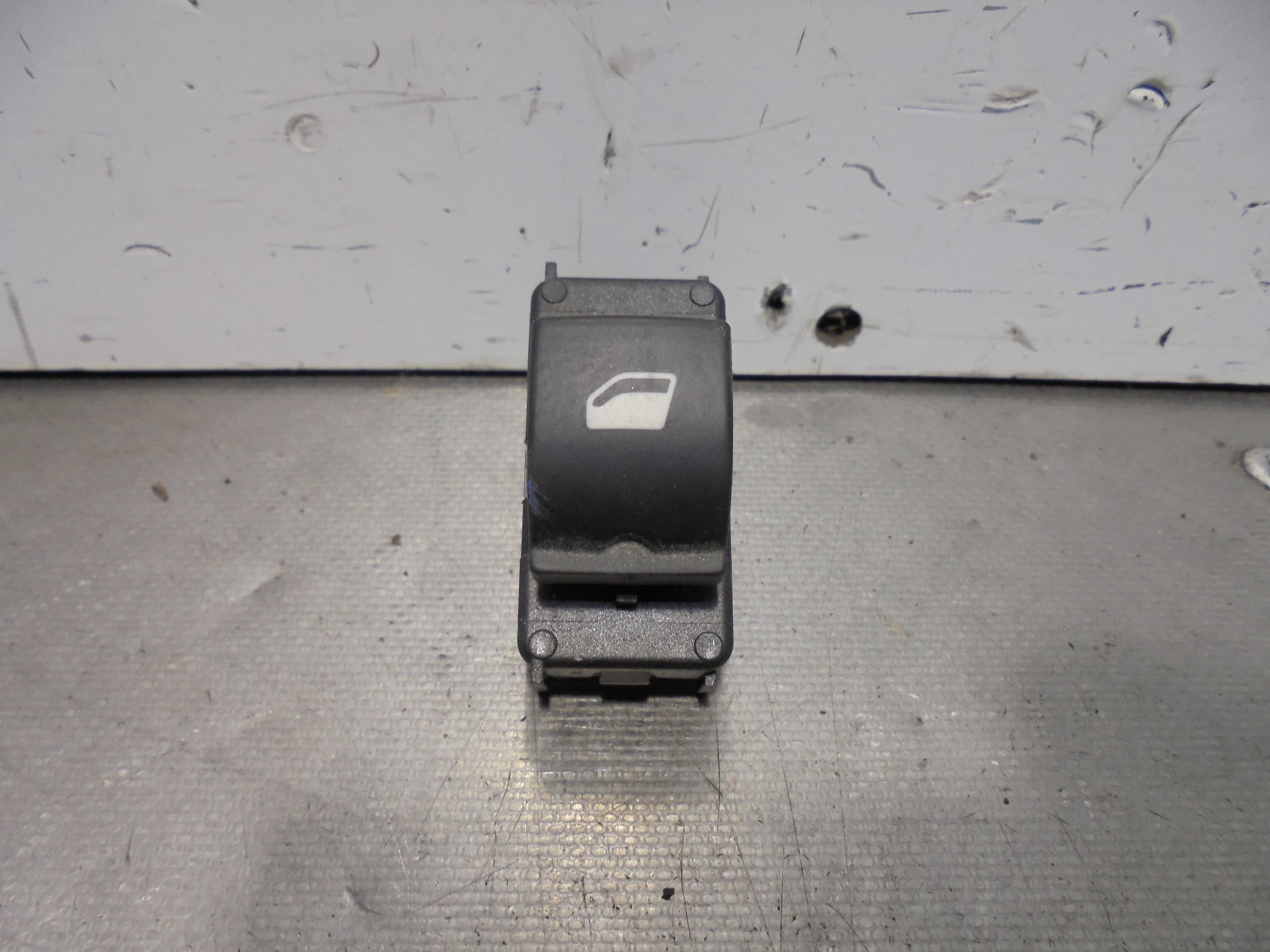 Recambio de mando elevalunas delantero derecho para peugeot 5008 1.6 hdi fap referencia OEM IAM 96662297XT  