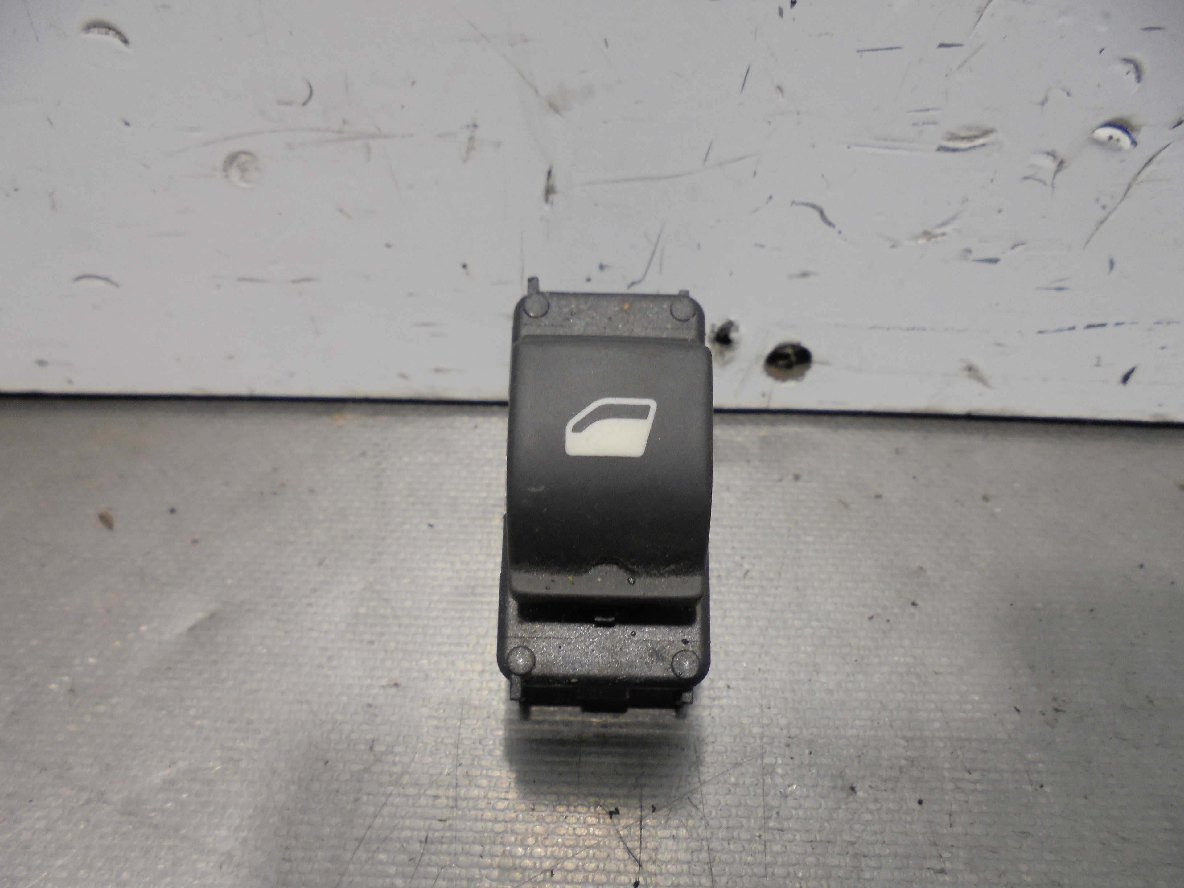 Recambio de mando elevalunas trasero derecho para peugeot 5008 1.6 hdi fap referencia OEM IAM 96662297XT  