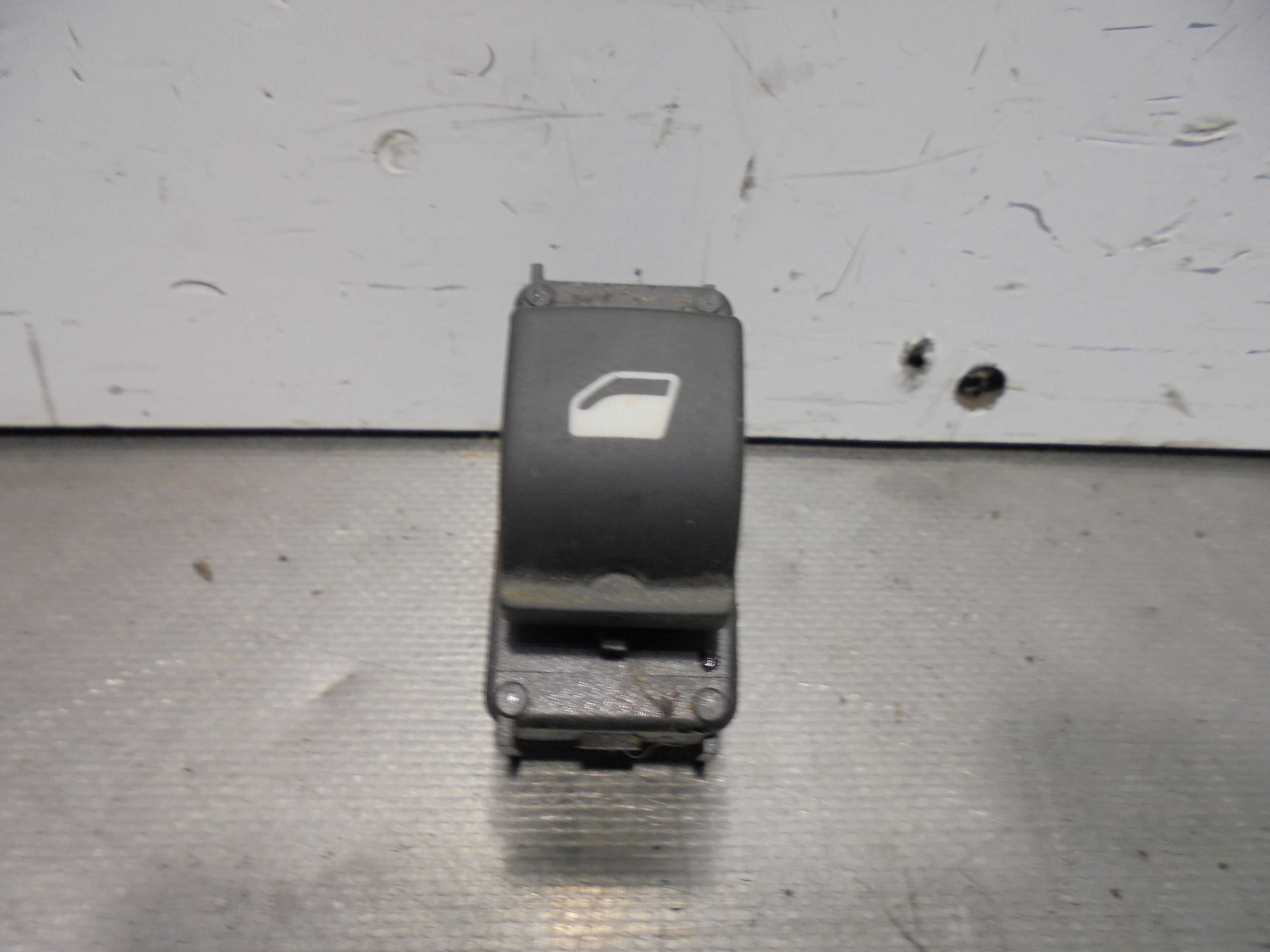 Recambio de mando elevalunas trasero izquierdo para peugeot 5008 1.6 hdi fap referencia OEM IAM 96662297XT  