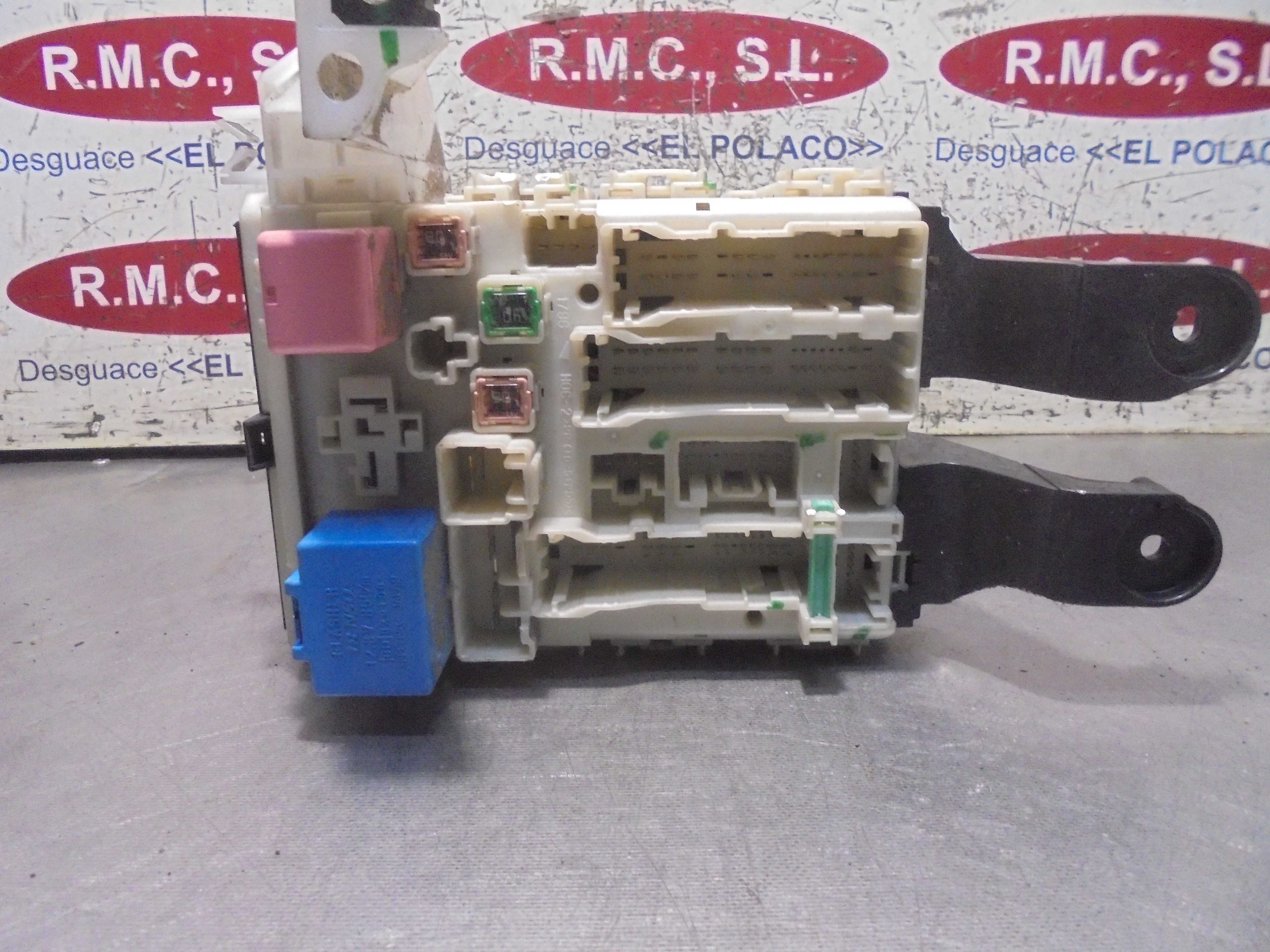 Recambio de caja reles / fusibles para toyota avensis cross sport (t27) active referencia OEM IAM 8273005140C  