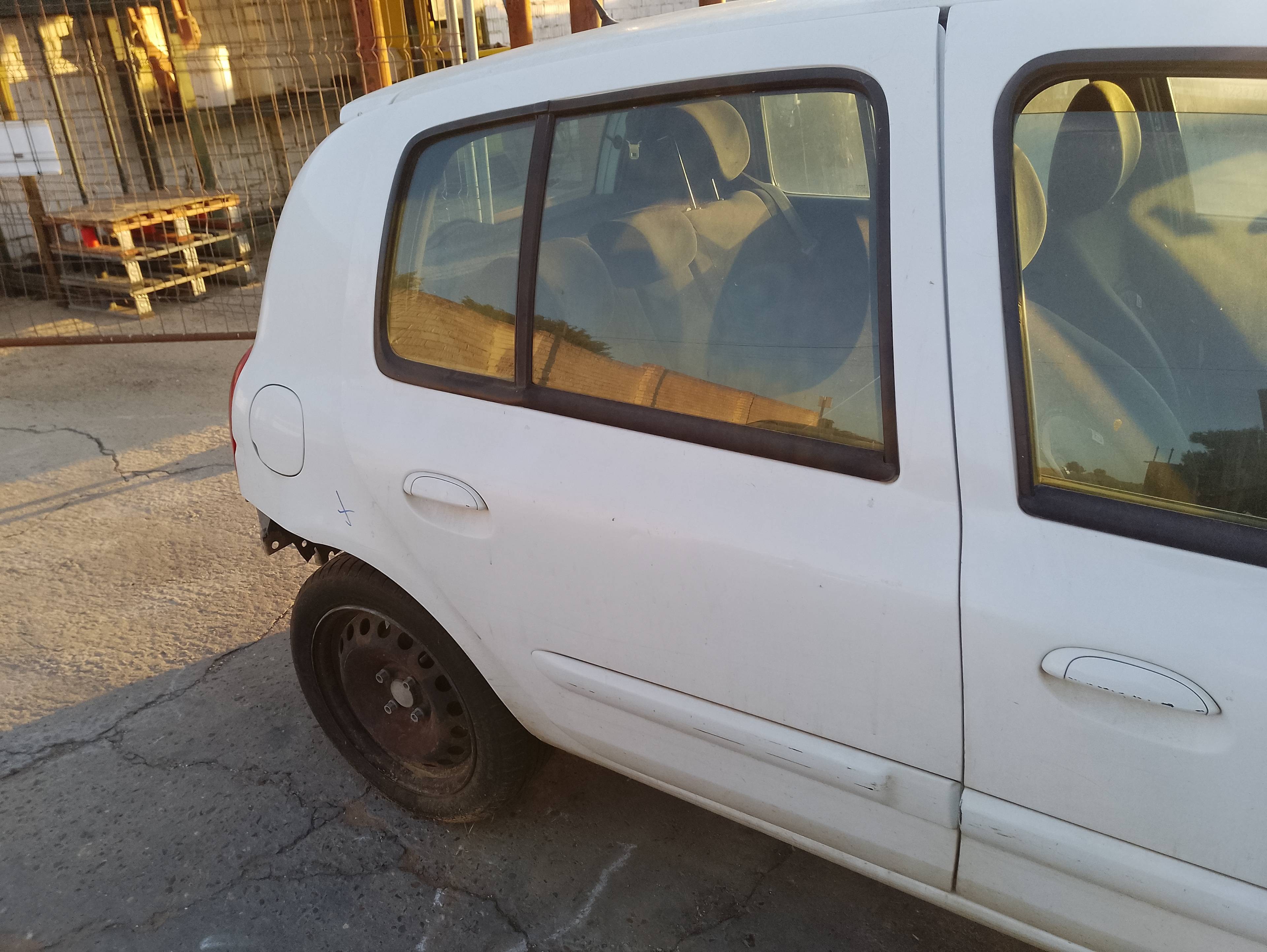 Recambio de puerta trasera derecha para renault clio ii fase ii (b/cb0) authentique referencia OEM IAM   