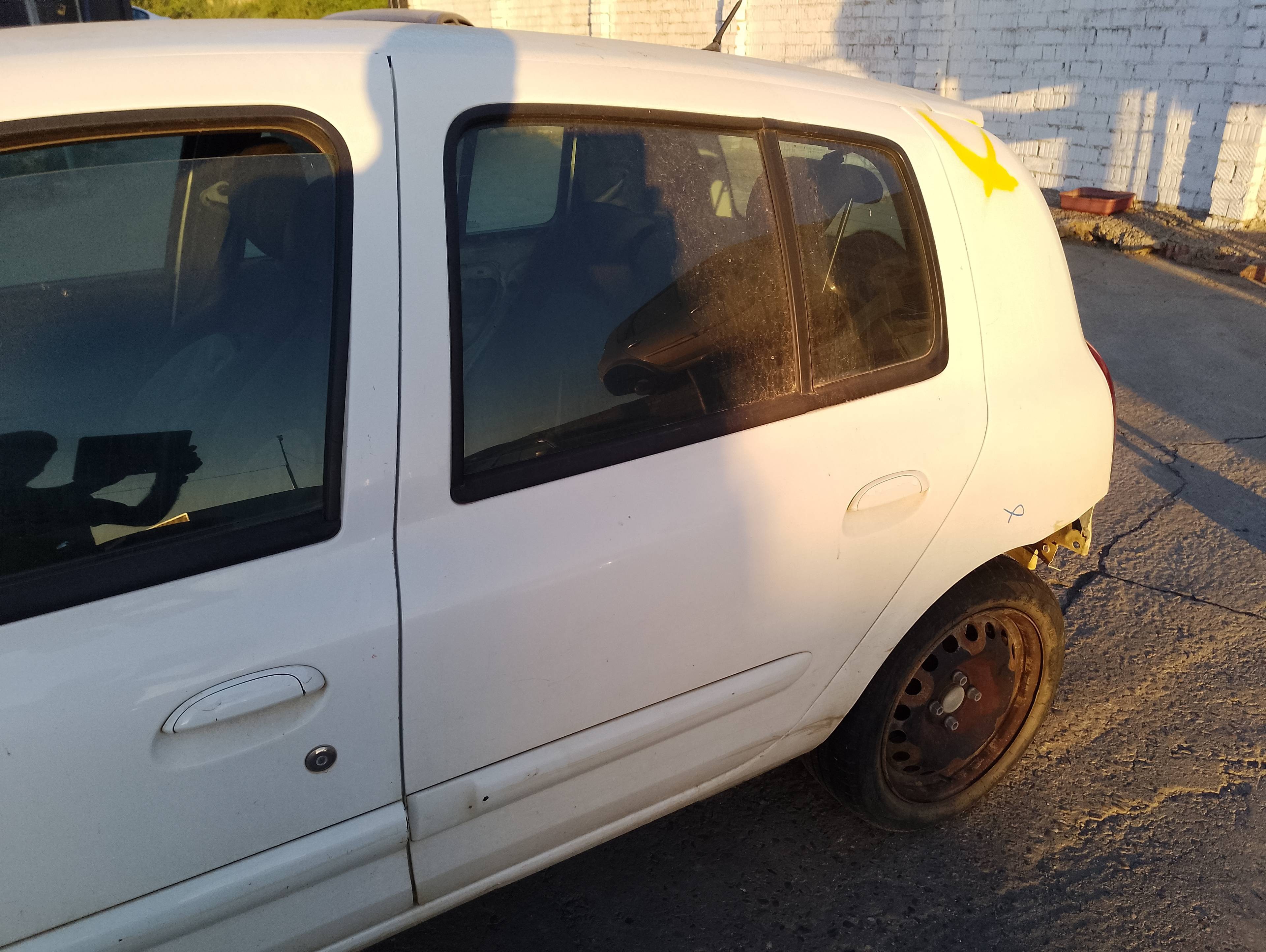 Recambio de puerta trasera izquierda para renault clio ii fase ii (b/cb0) authentique referencia OEM IAM   