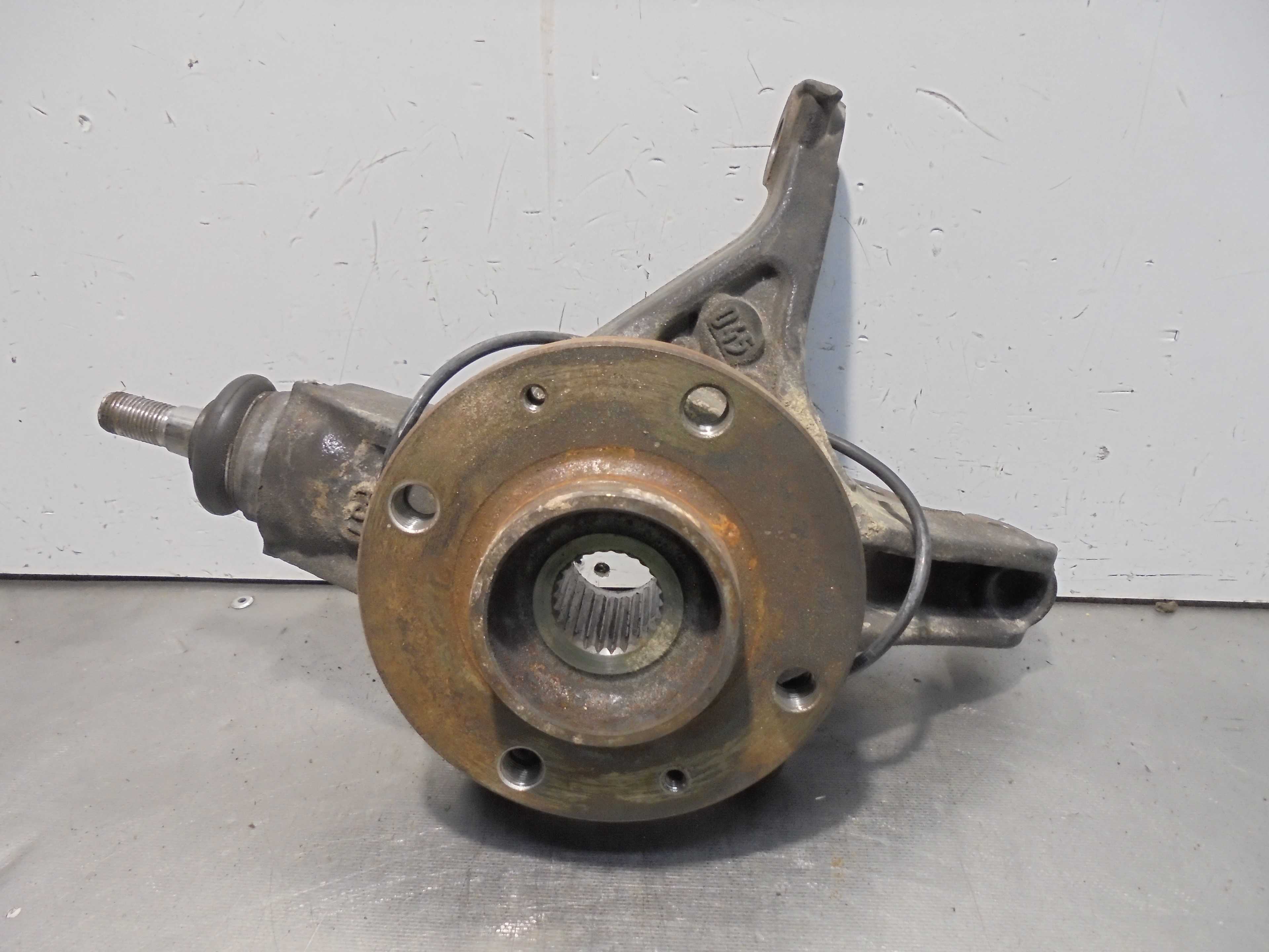 Recambio de mangueta delantera derecha para peugeot 5008 1.6 hdi fap referencia OEM IAM   