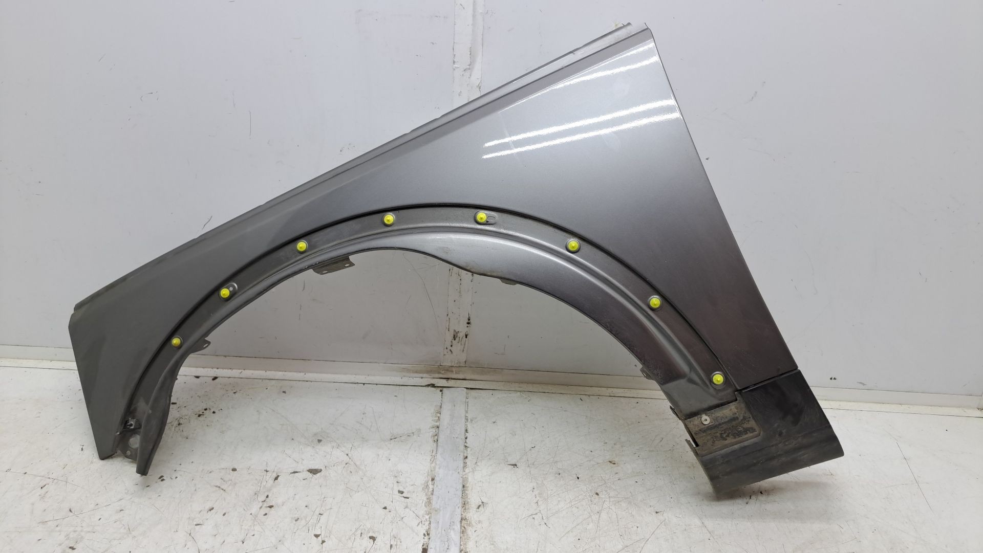 Recambio de aleta delantera izquierda para land rover discovery v6 td edition 60 yrs referencia OEM IAM   