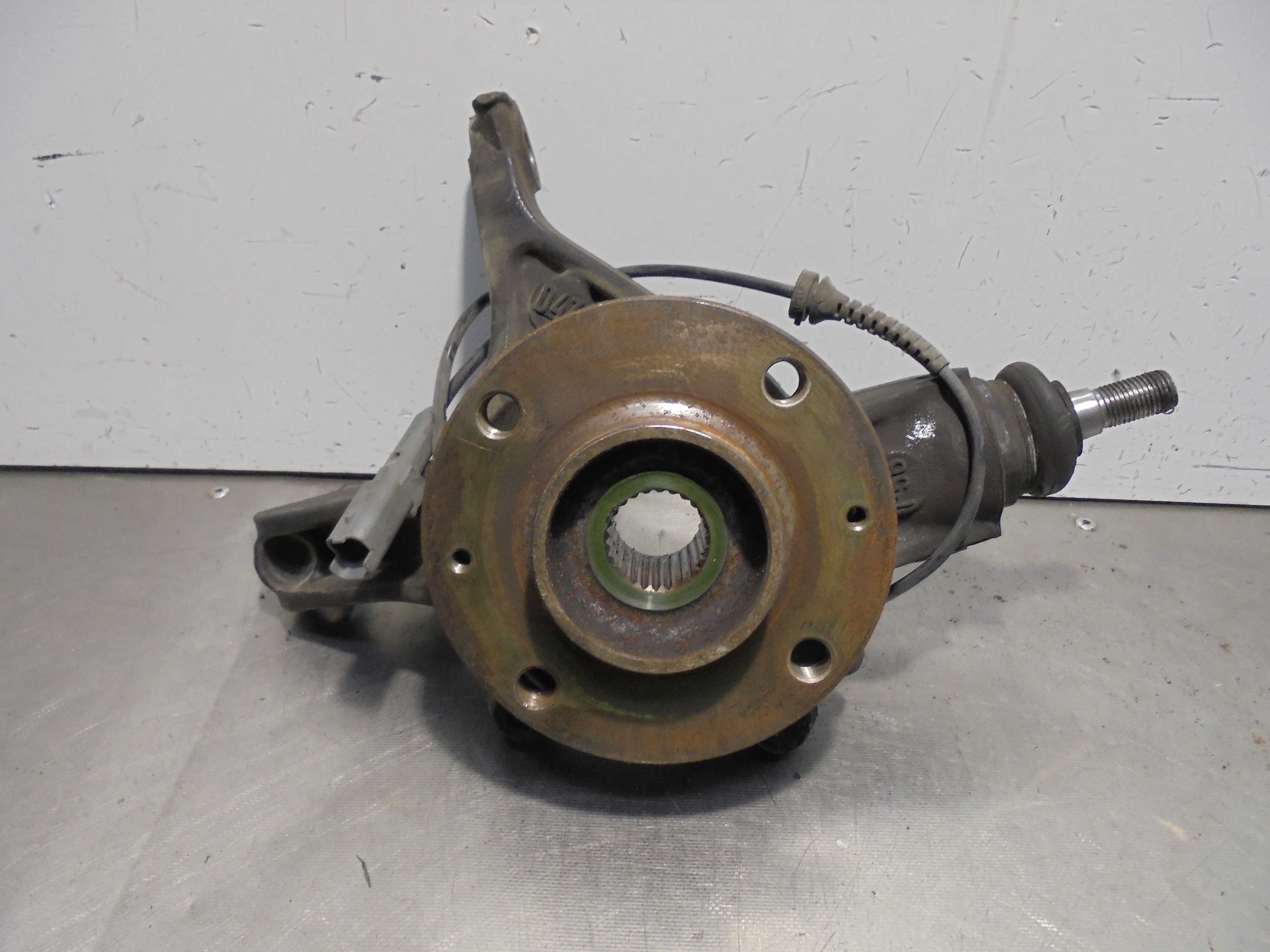 Recambio de mangueta delantera izquierda para peugeot 5008 1.6 hdi fap referencia OEM IAM   