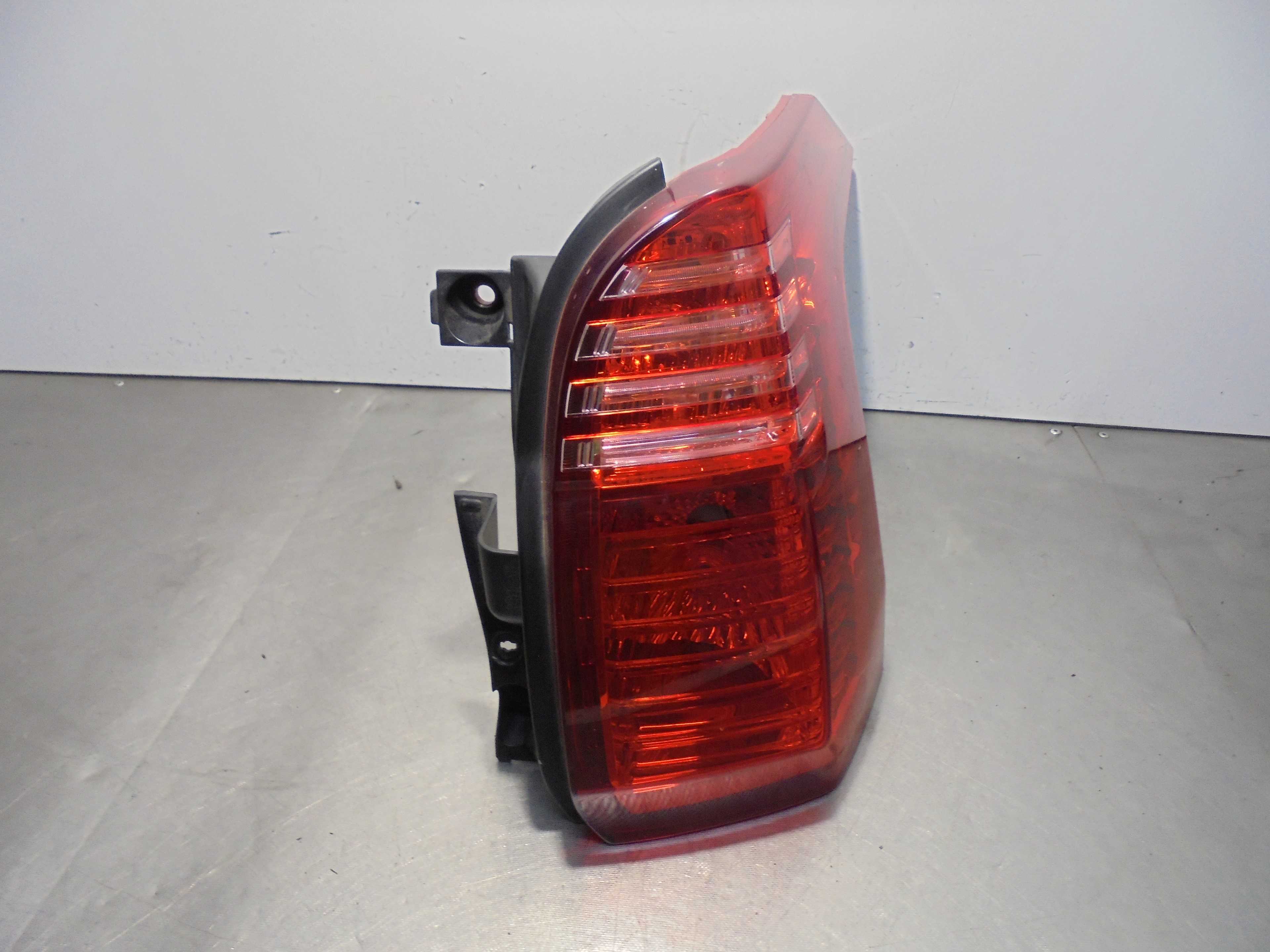 Recambio de piloto trasero derecho para peugeot 5008 1.6 hdi fap referencia OEM IAM 9672666680  
