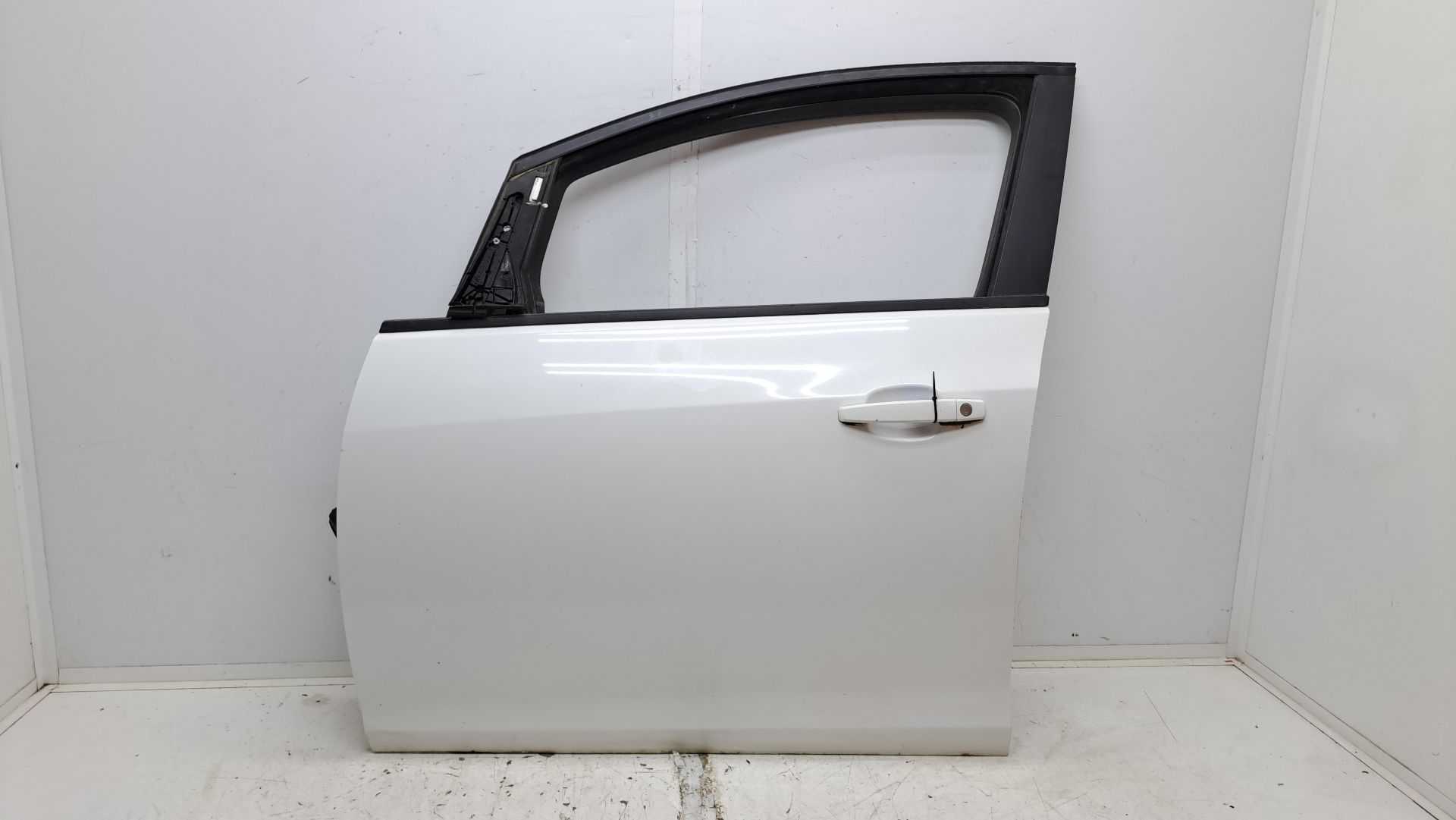 Recambio de puerta delantera izquierda para opel astra j lim. 1.3 16v cdti referencia OEM IAM 13270670  