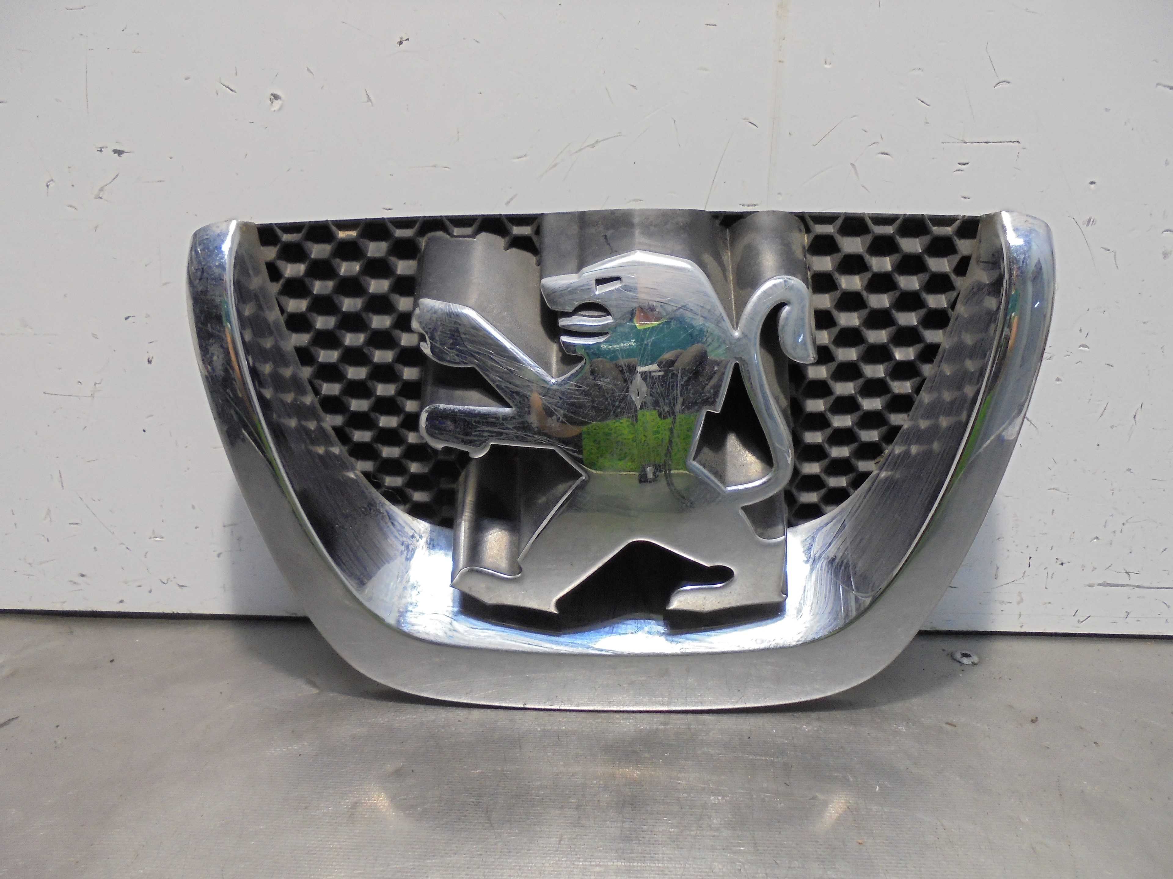 Recambio de rejilla delantera para peugeot 5008 1.6 hdi fap referencia OEM IAM 18C0001030  