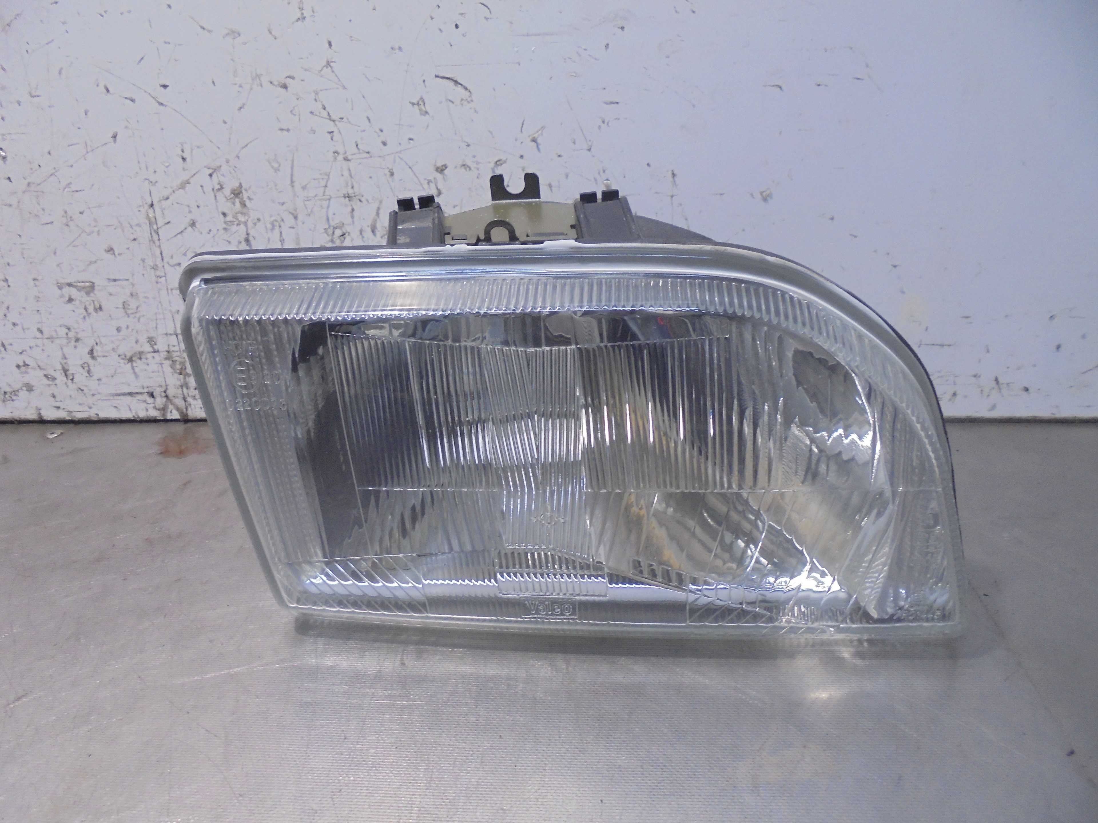 Recambio de faro derecho para ford fiesta courier referencia OEM IAM 97FX130005DA 89301625 VALEO