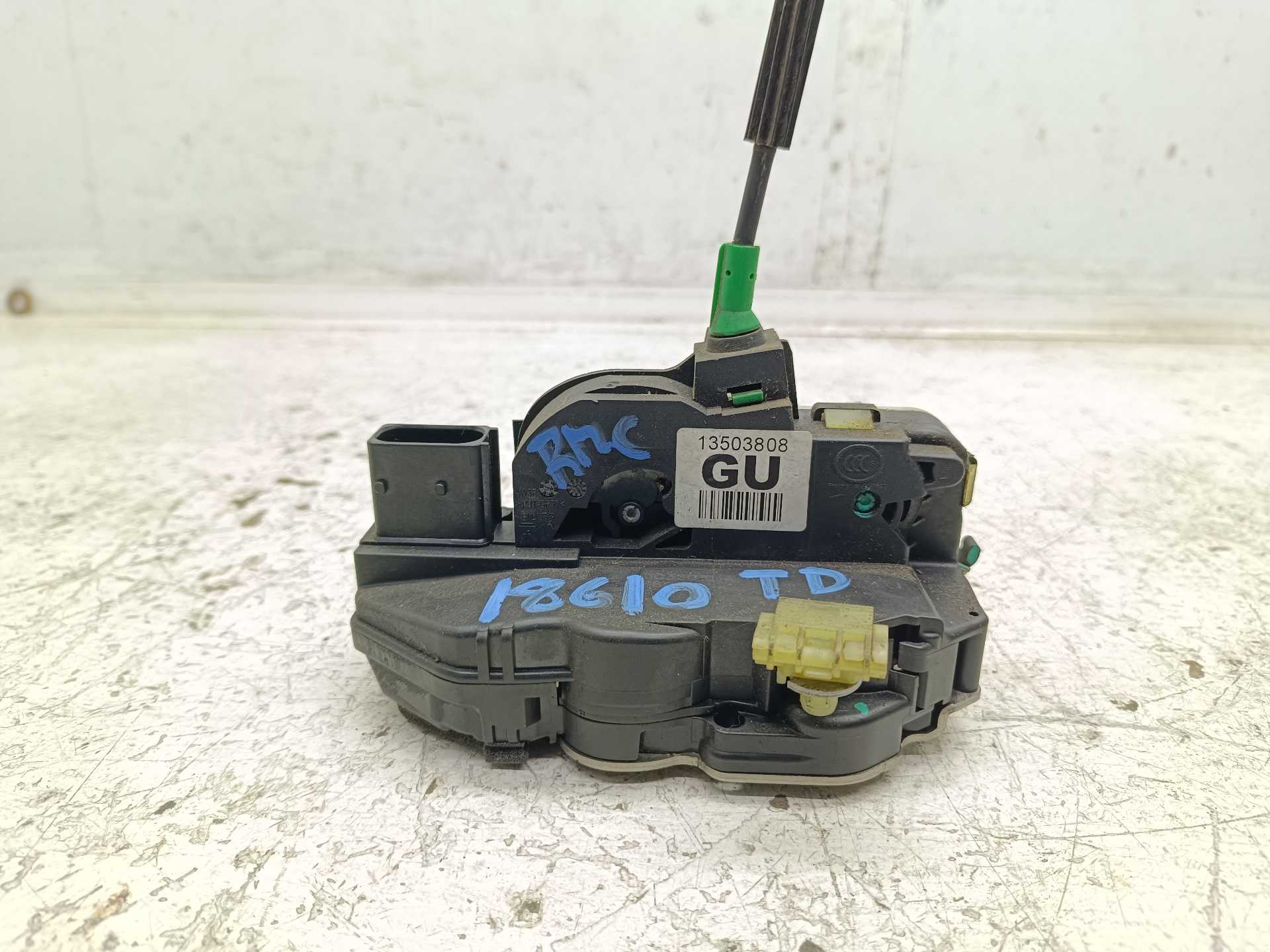 Recambio de cerradura puerta trasera derecha para chevrolet cruze 2.0 diesel cat referencia OEM IAM 13503808  