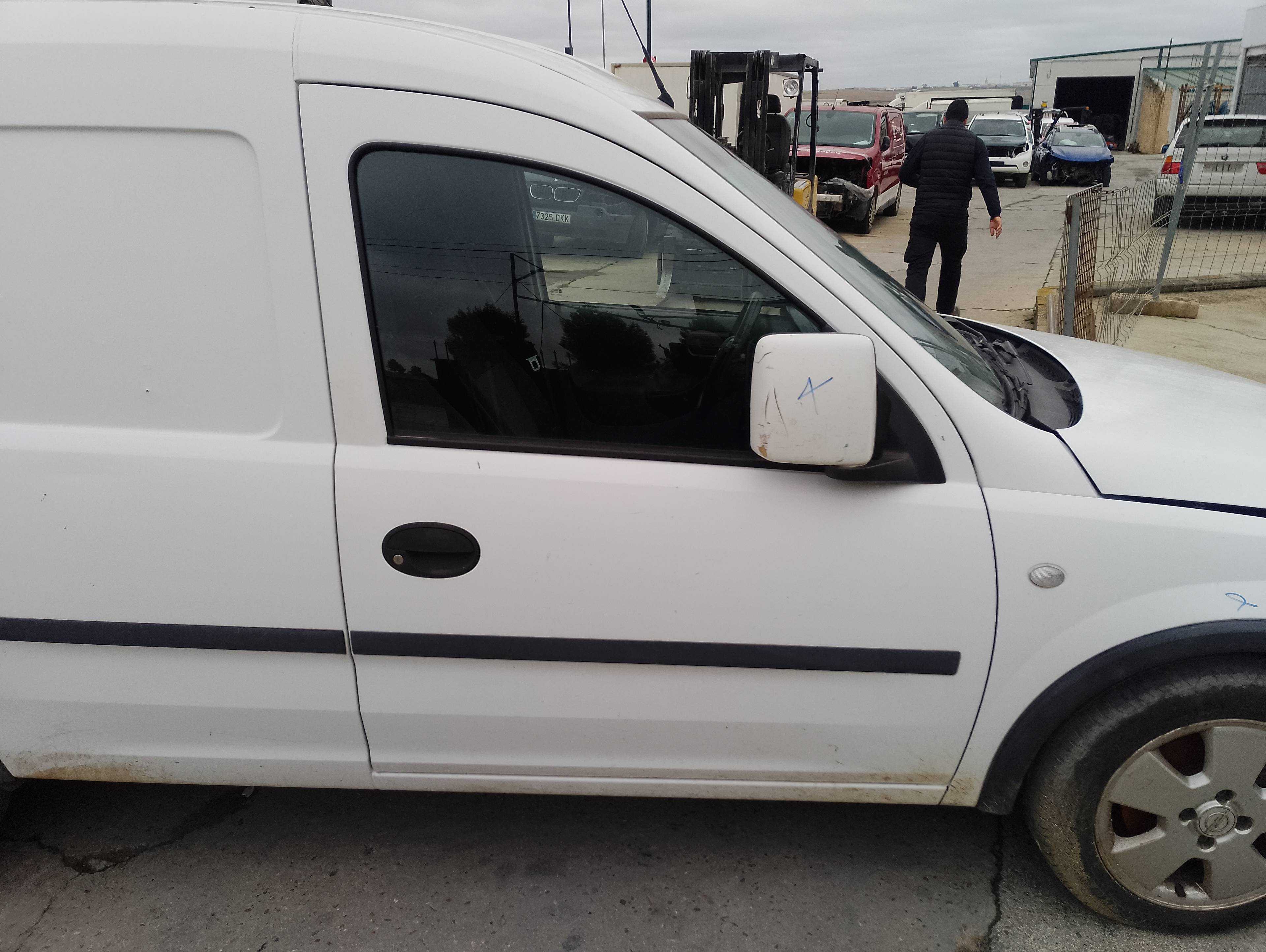 Recambio de puerta delantera derecha para opel combo (corsa c) edition blue line referencia OEM IAM   
