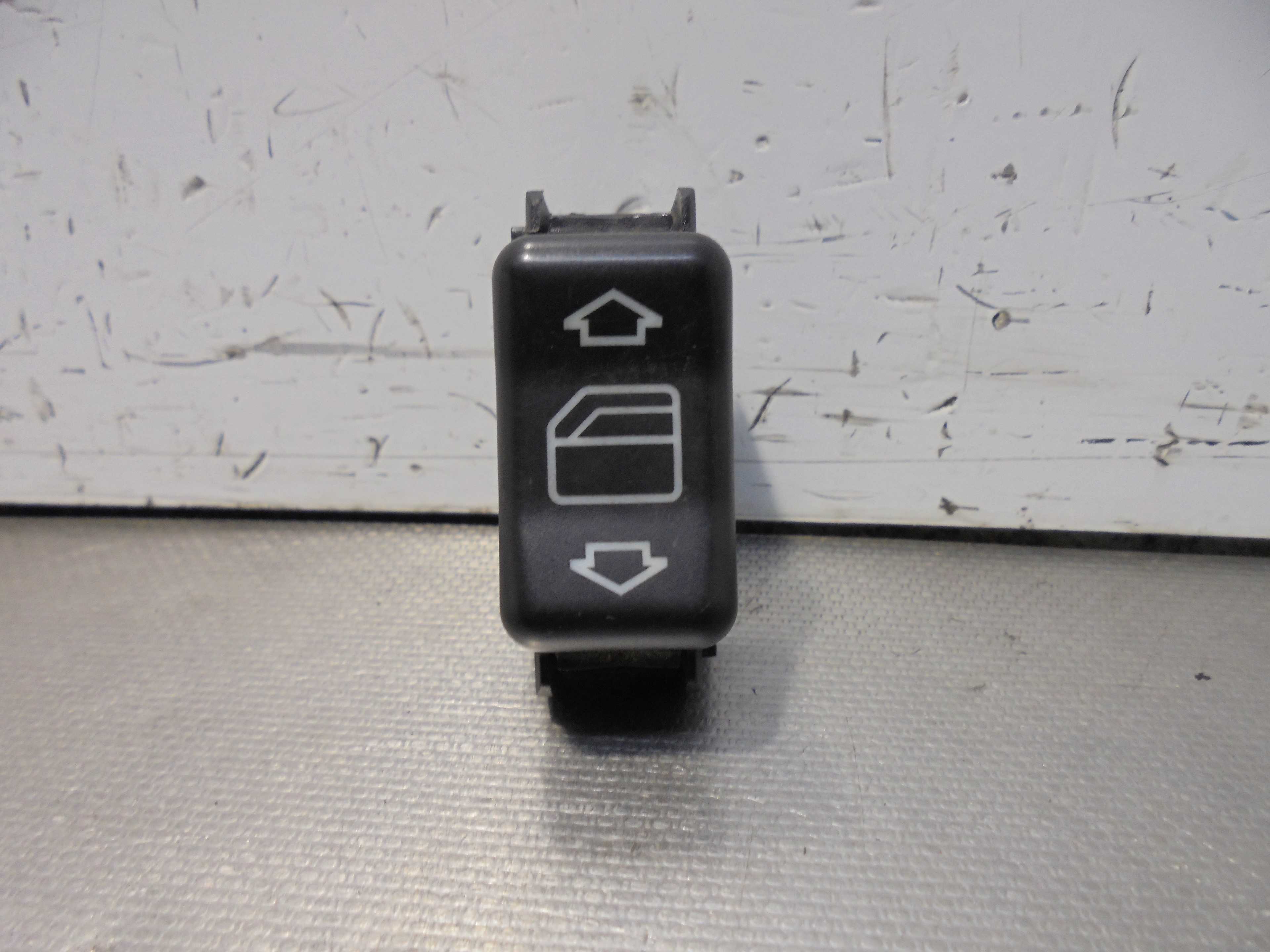 Recambio de mando elevalunas trasero derecho para mercedes-benz clase c (w202) berlina 180 (202.018) referencia OEM IAM 20282053