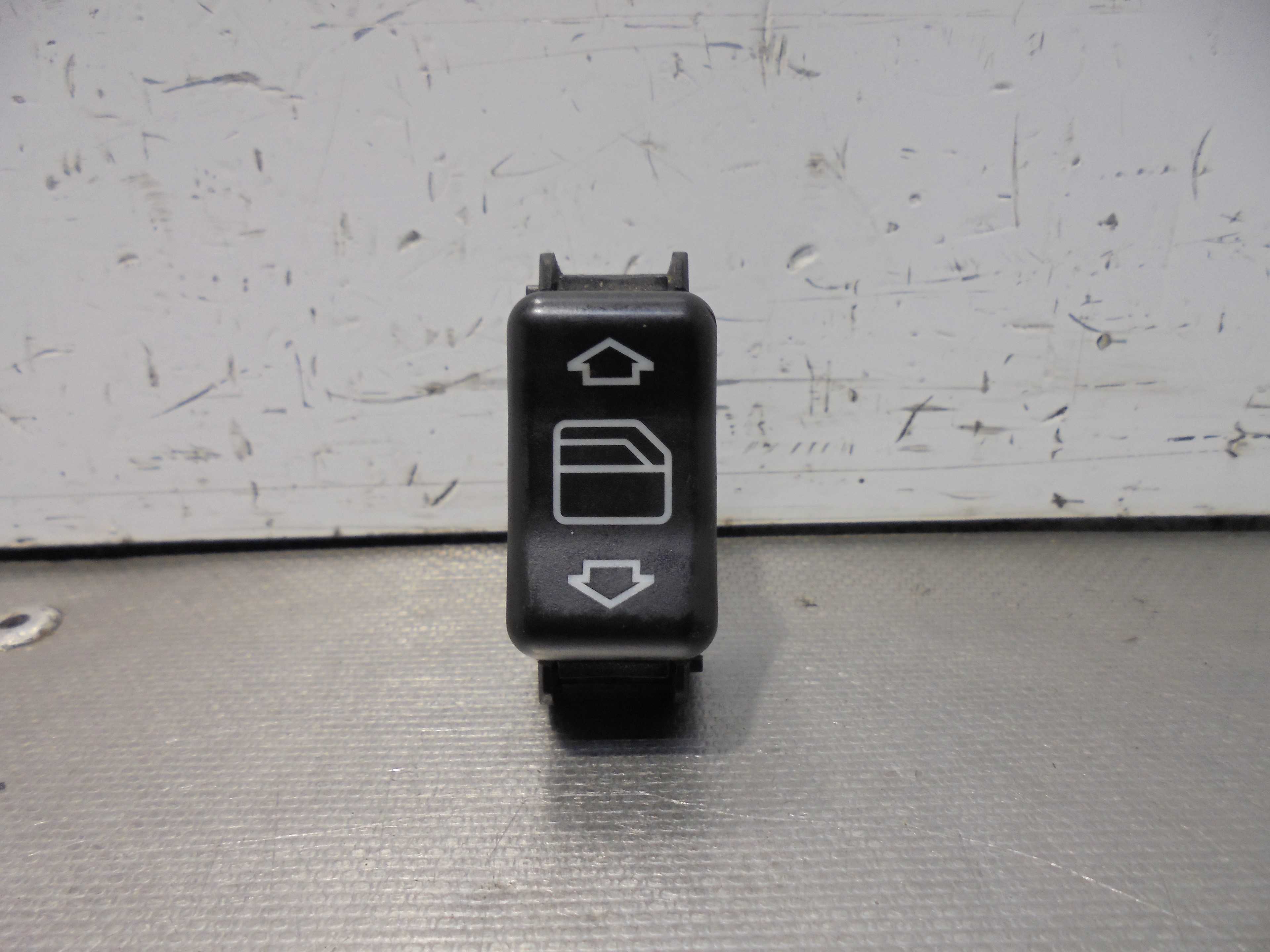 Recambio de mando elevalunas trasero izquierdo para mercedes-benz clase c (w202) berlina 180 (202.018) referencia OEM IAM 202820