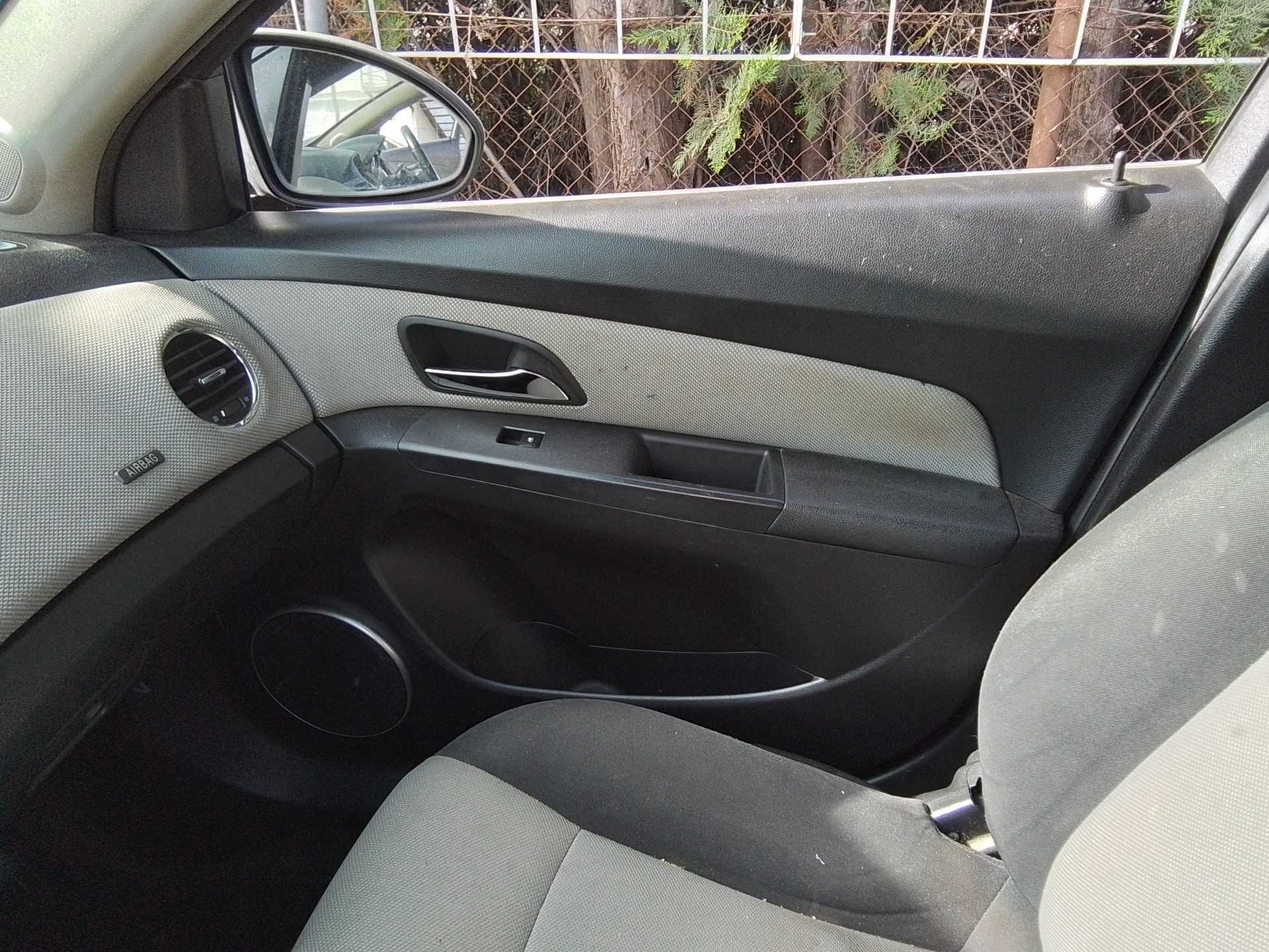 Recambio de guarnecido puerta delantera derecha para chevrolet cruze 2.0 diesel cat referencia OEM IAM   