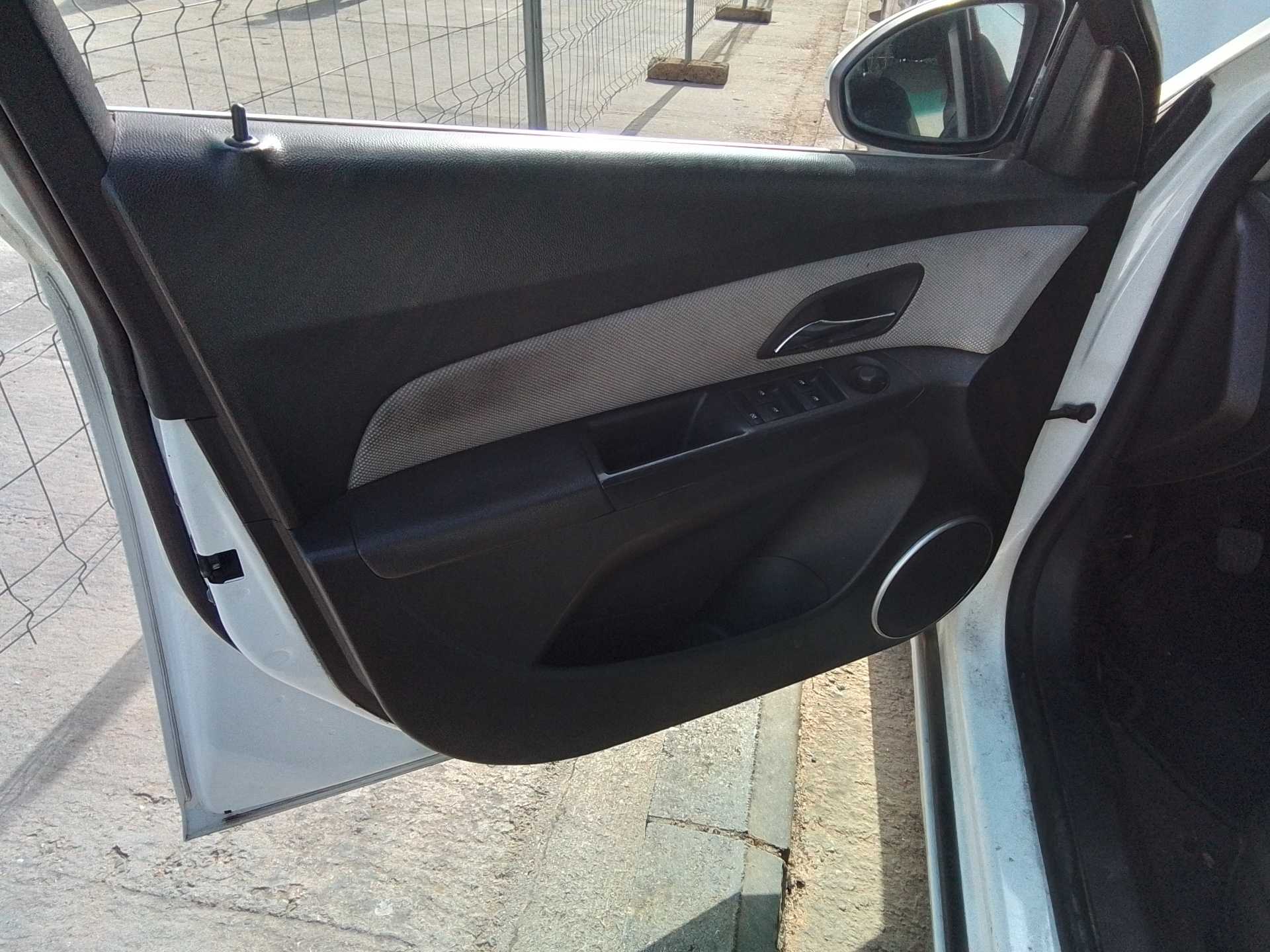Recambio de guarnecido puerta delantera izquierda para chevrolet cruze 2.0 diesel cat referencia OEM IAM   