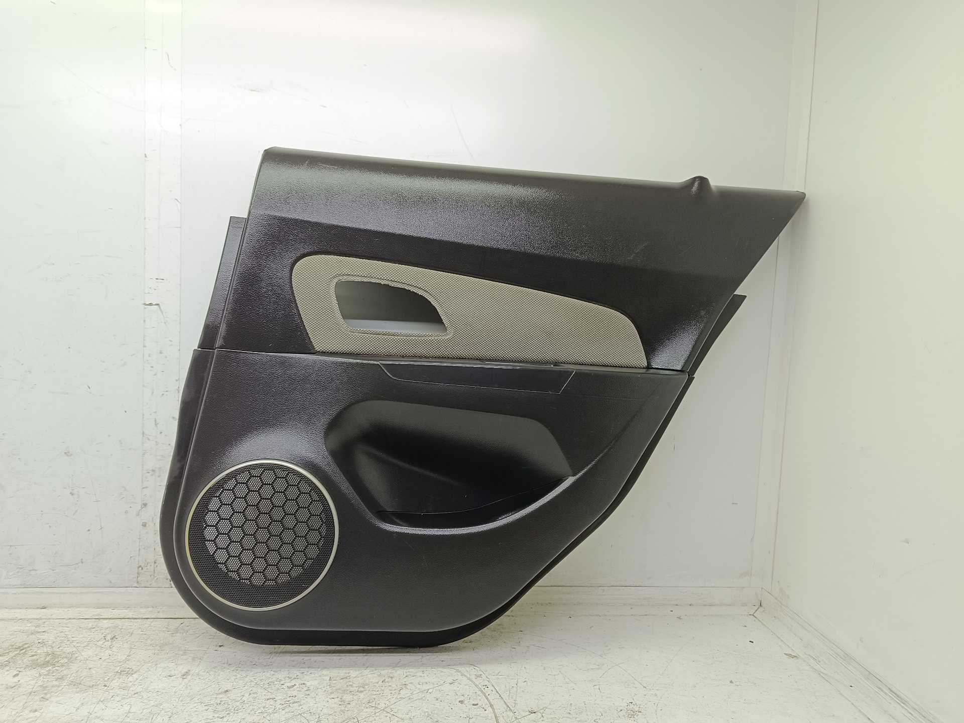 Recambio de guarnecido puerta trasera derecha para chevrolet cruze 2.0 diesel cat referencia OEM IAM 96940778  