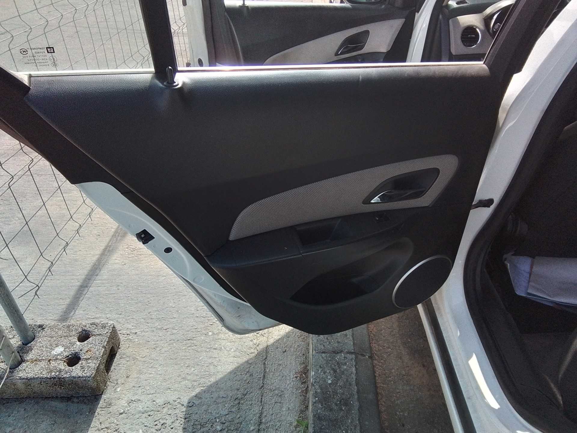 Recambio de guarnecido puerta trasera izquierda para chevrolet cruze 2.0 diesel cat referencia OEM IAM   