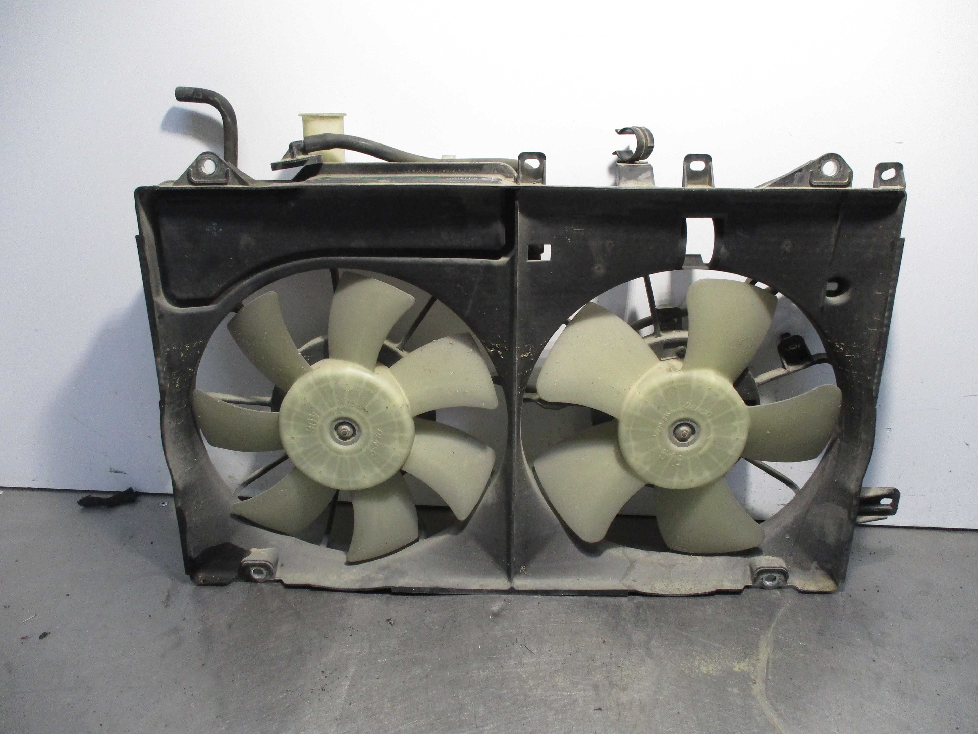 Recambio de electroventilador para toyota prius (nhw20) executive referencia OEM IAM 4227501300 1636321030 DENSO