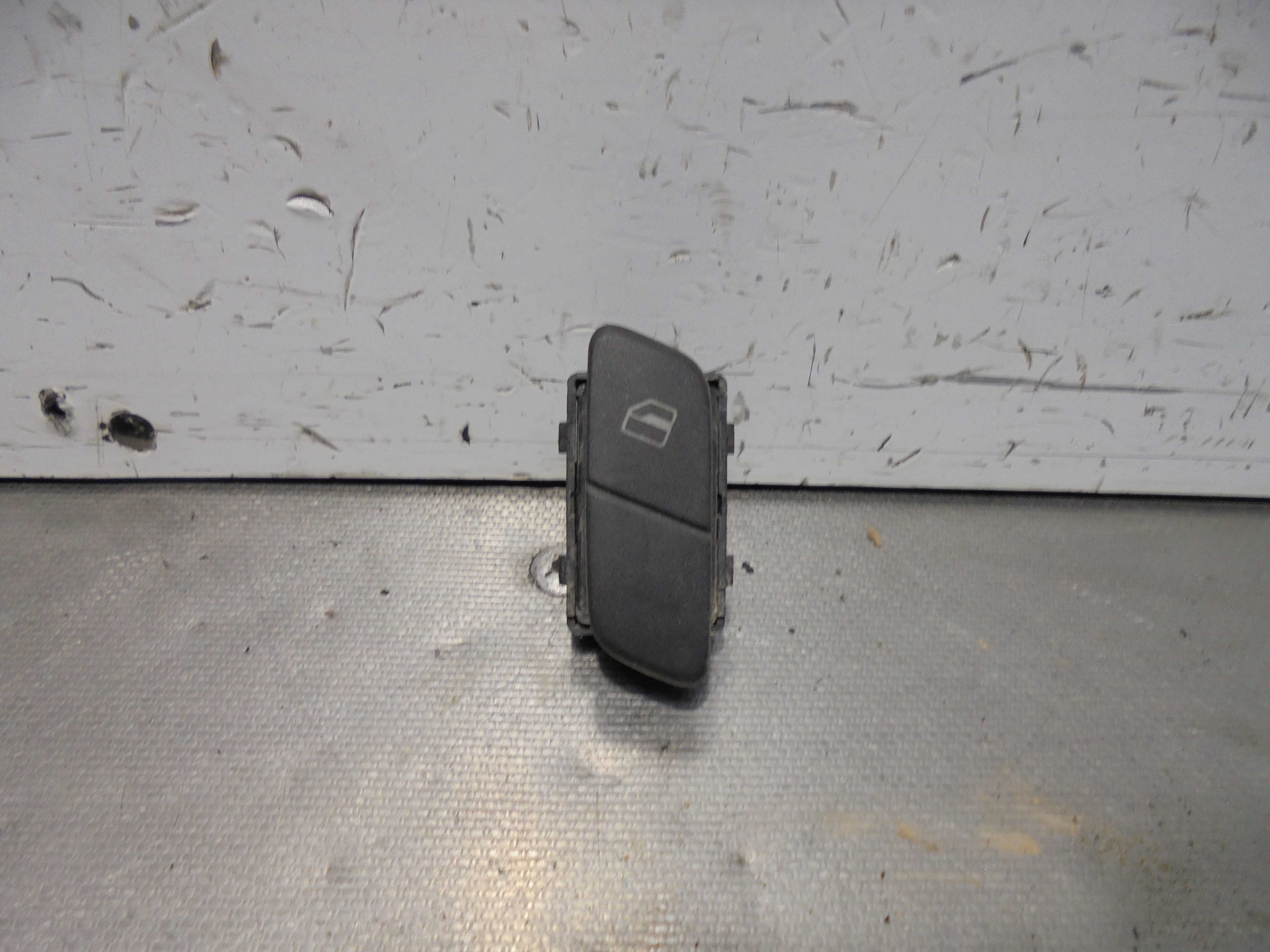 Recambio de mando elevalunas trasero derecho para volkswagen polo (9n1) 1.4 16v referencia OEM IAM   