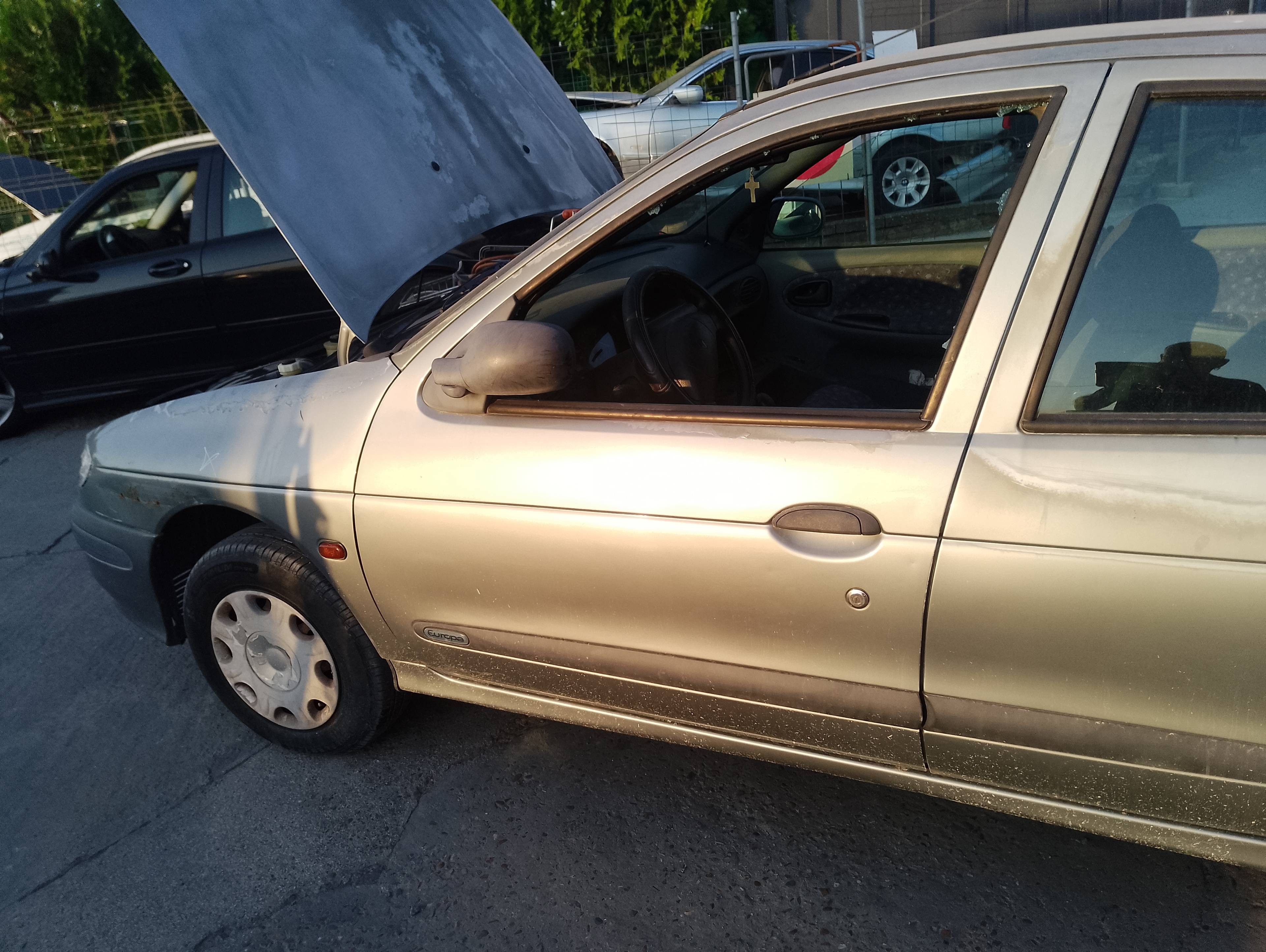 Recambio de puerta delantera izquierda para renault megane i berlina hatchback (ba0) 1.6e europa referencia OEM IAM   