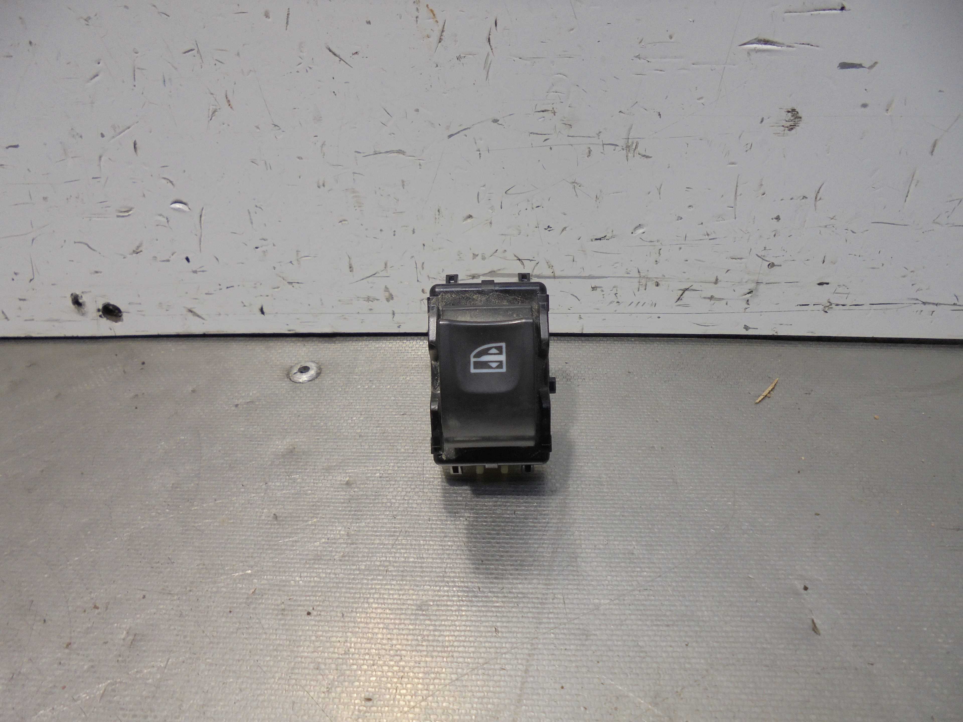 Recambio de mando elevalunas delantero derecho para renault captur life referencia OEM IAM 254218614R  