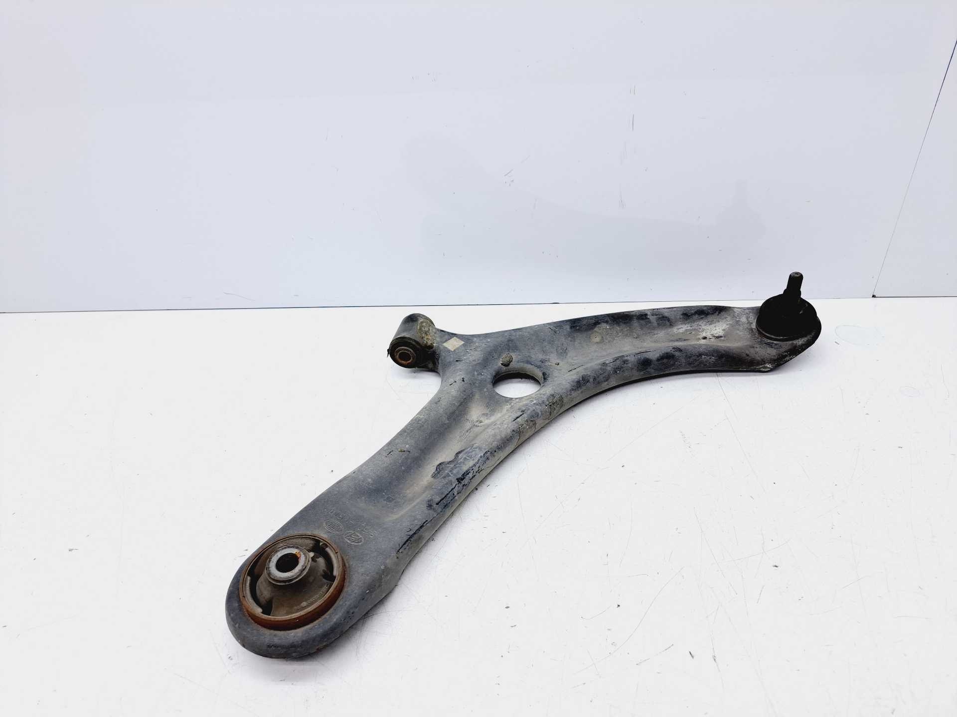 Recambio de brazo suspension inferior delantero derecho para hyundai i20 1.2 cat referencia OEM IAM 545011J500  