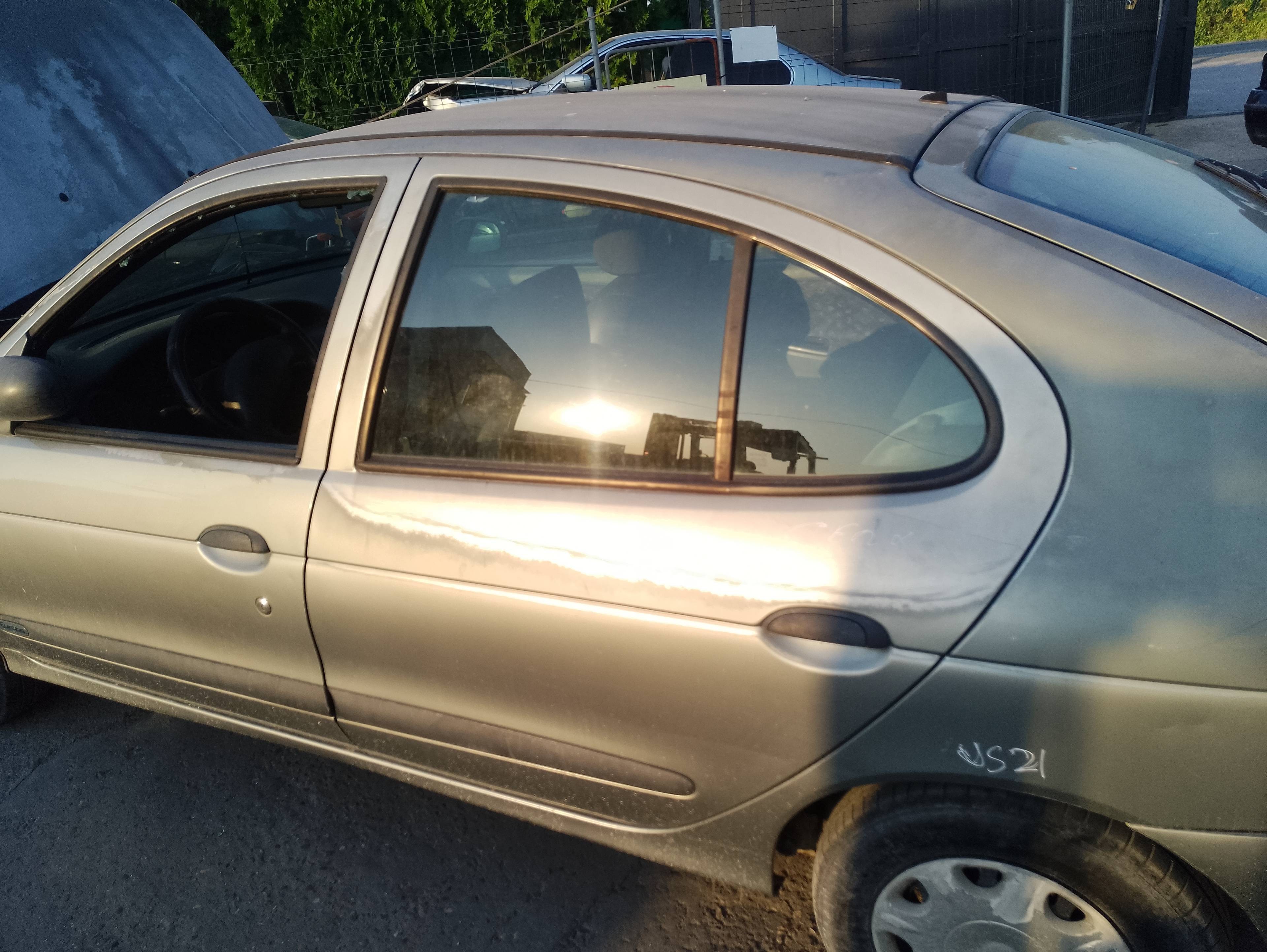 Recambio de puerta trasera izquierda para renault megane i berlina hatchback (ba0) 1.6e europa referencia OEM IAM   