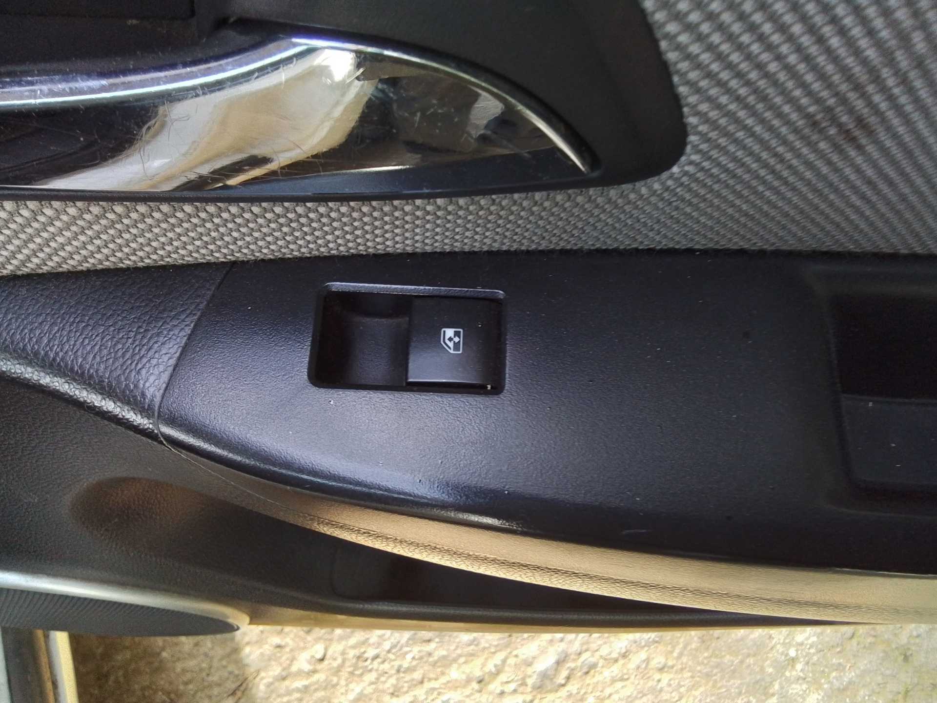 Recambio de mando elevalunas trasero derecho para chevrolet cruze 2.0 diesel cat referencia OEM IAM   