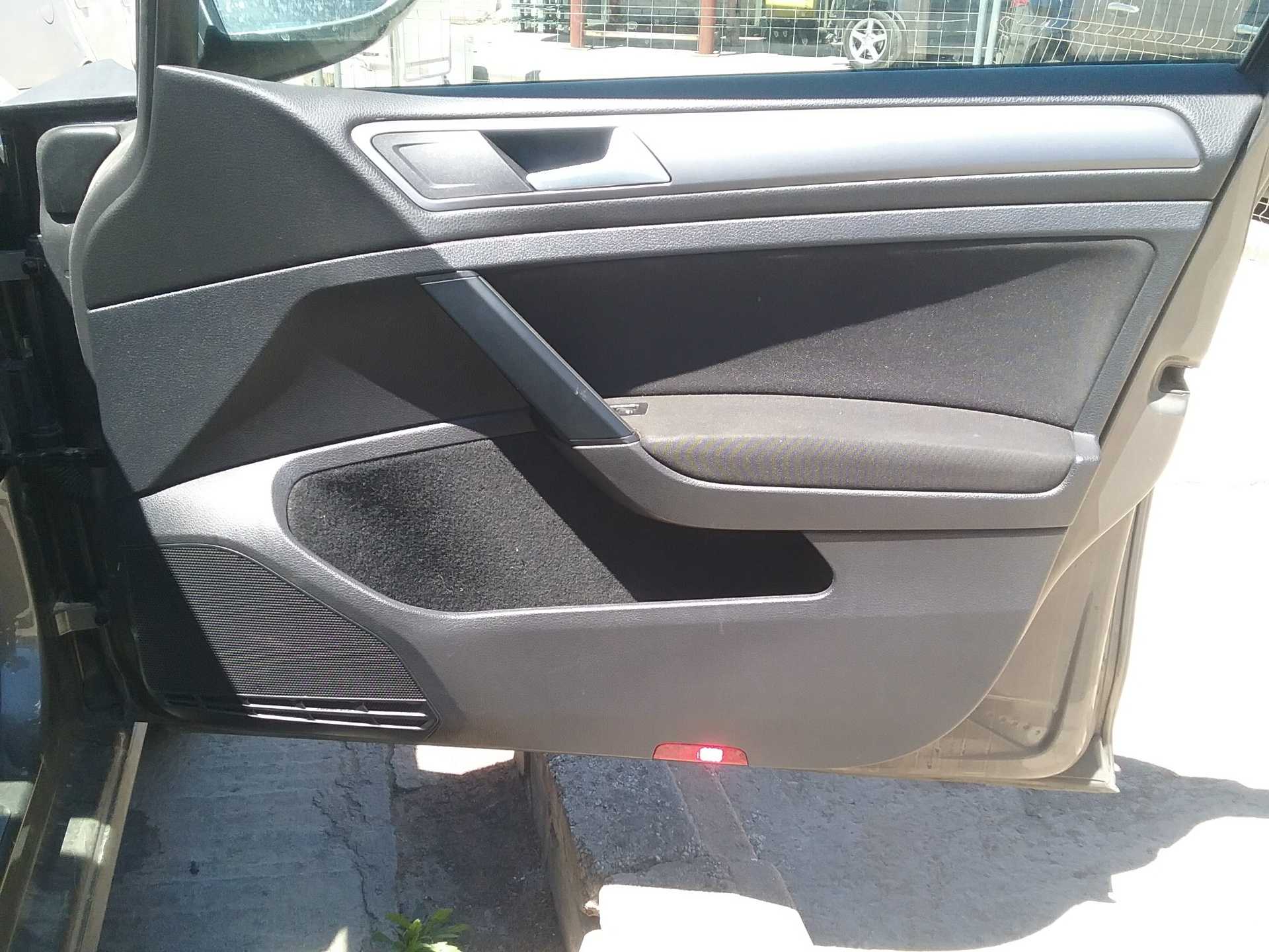 Recambio de guarnecido puerta delantera derecha para volkswagen golf vii lim. 1.6 tdi dpf referencia OEM IAM   
