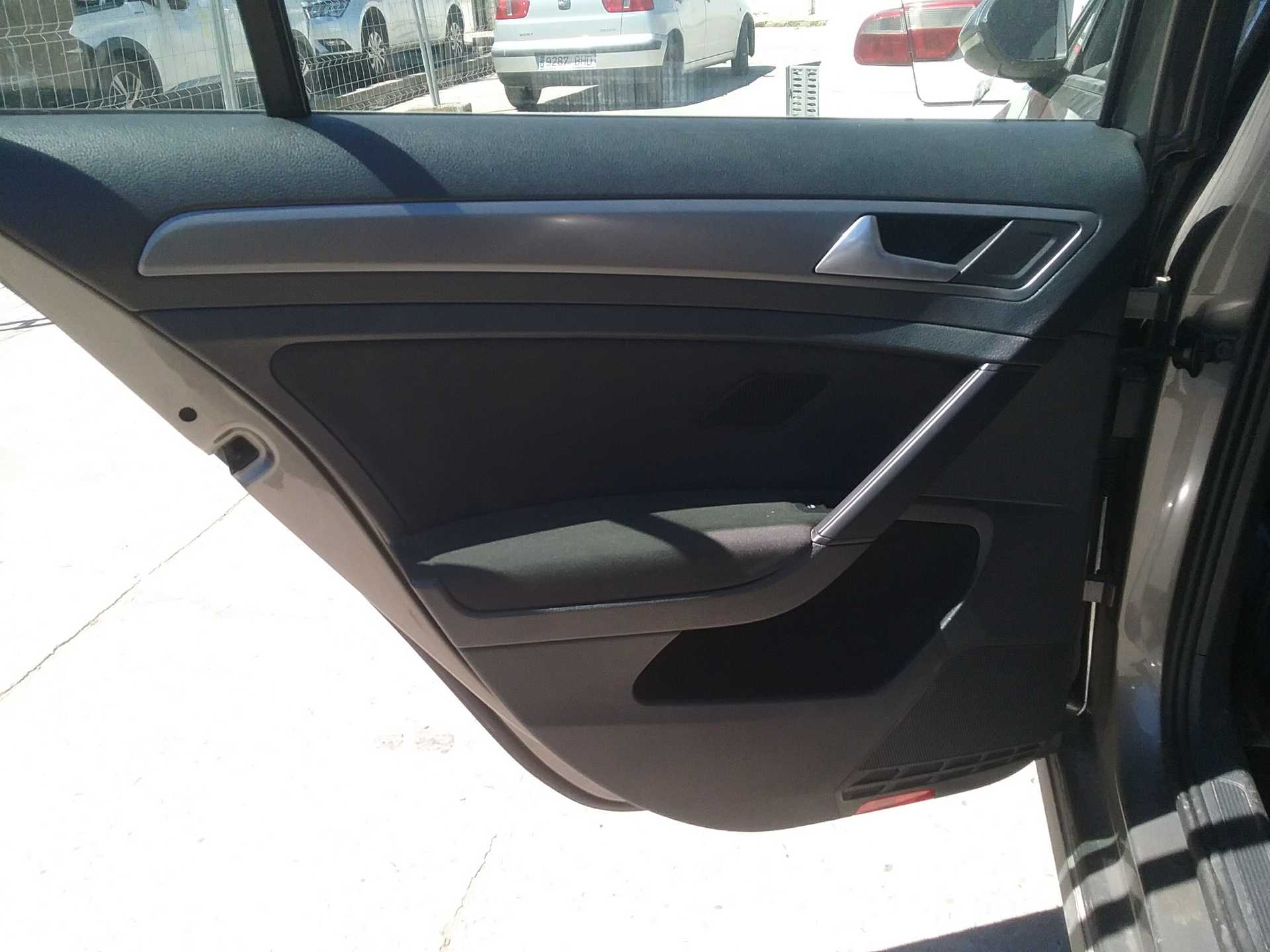 Recambio de guarnecido puerta trasera izquierda para volkswagen golf vii lim. 1.6 tdi dpf referencia OEM IAM   