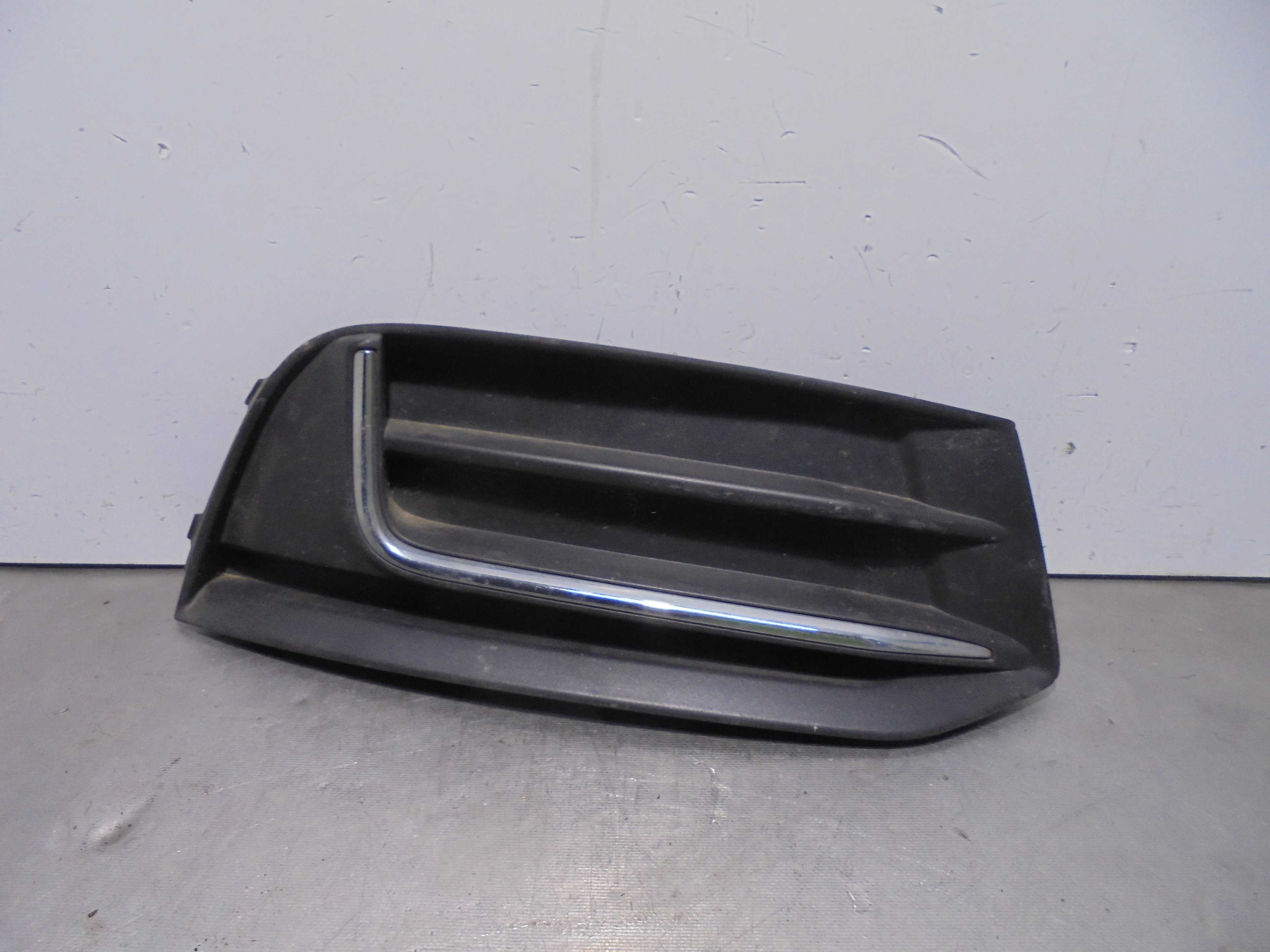 Recambio de rejilla paragolpes derecha para audi a3 sedán (8vm) 30 tdi básico referencia OEM IAM 8V5807682N  
