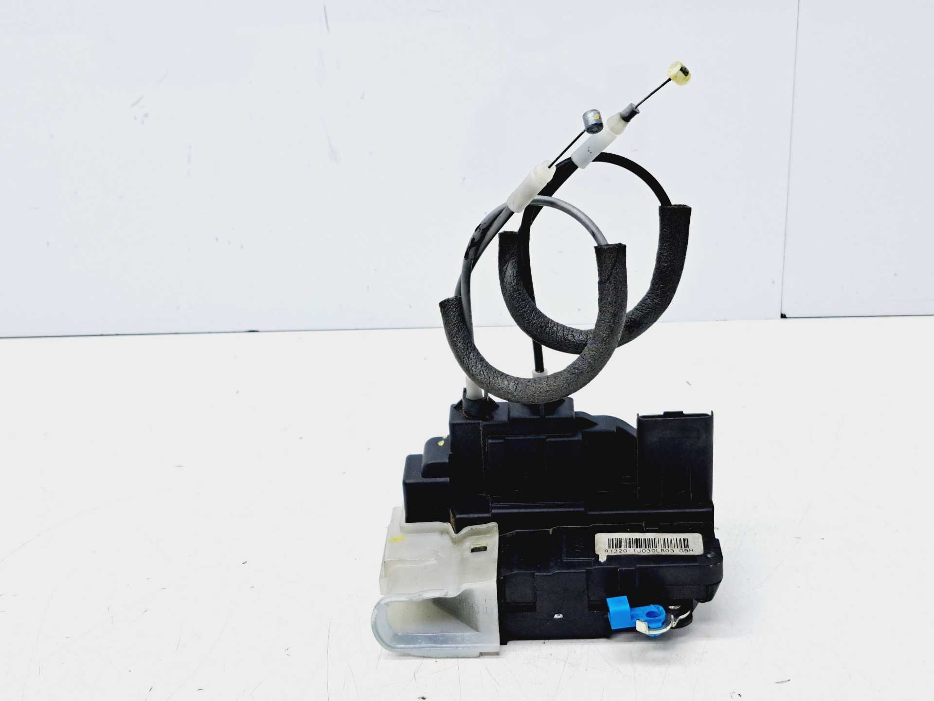 Recambio de cerradura puerta delantera derecha para hyundai i20 1.2 cat referencia OEM IAM 813201J030LR  