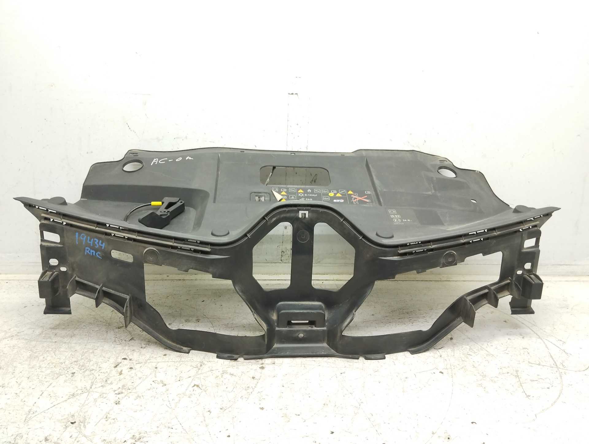Recambio de travesaño superior para renault scenic iv zen referencia OEM IAM  620363937R 