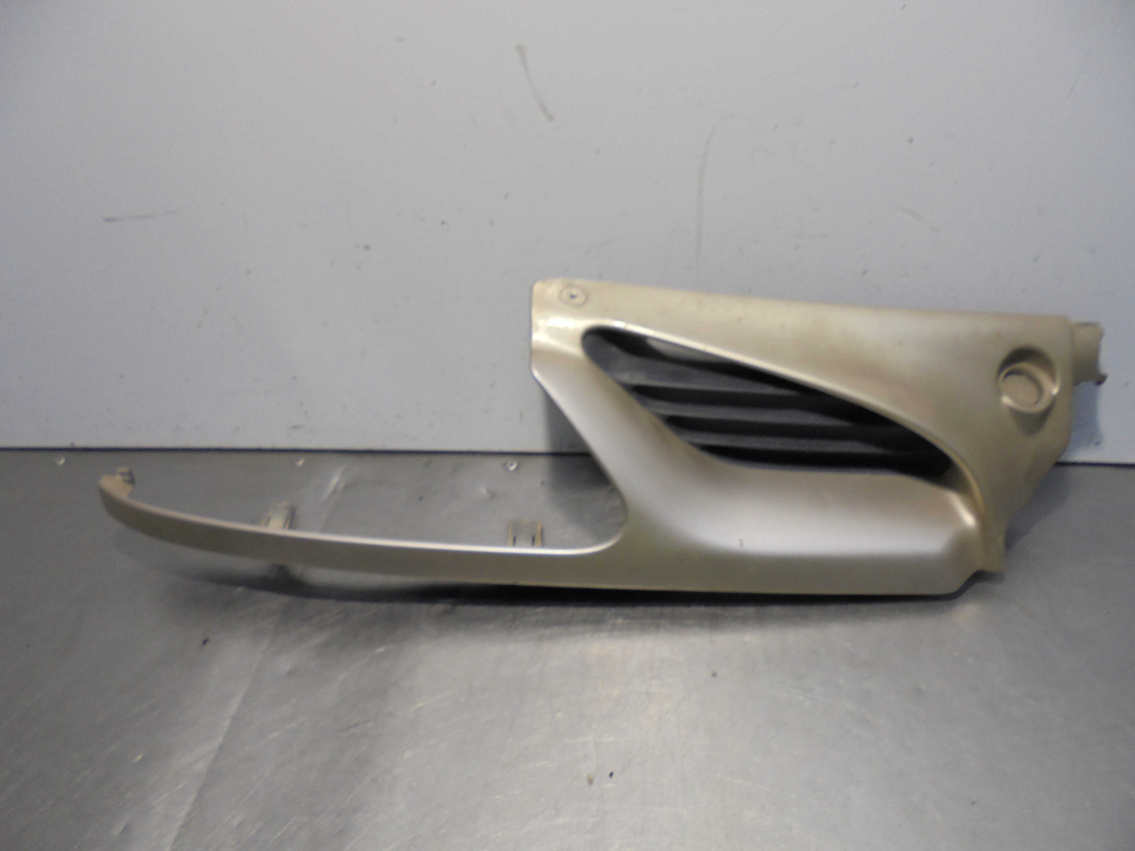 Recambio de rejilla paragolpes izquierda para renault megane i fase 2 berlina (ba0) referencia OEM IAM 7700834201  
