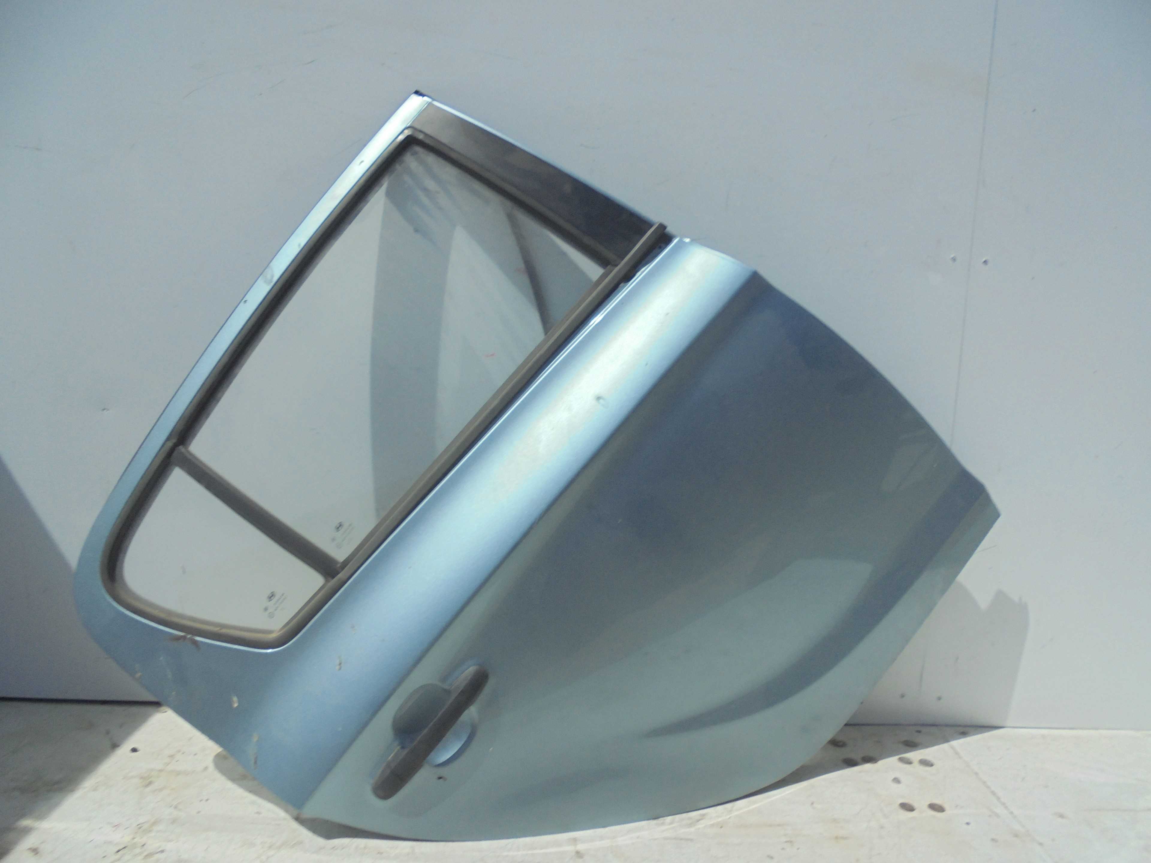 Recambio de puerta trasera derecha para hyundai i20 1.2 cat referencia OEM IAM   